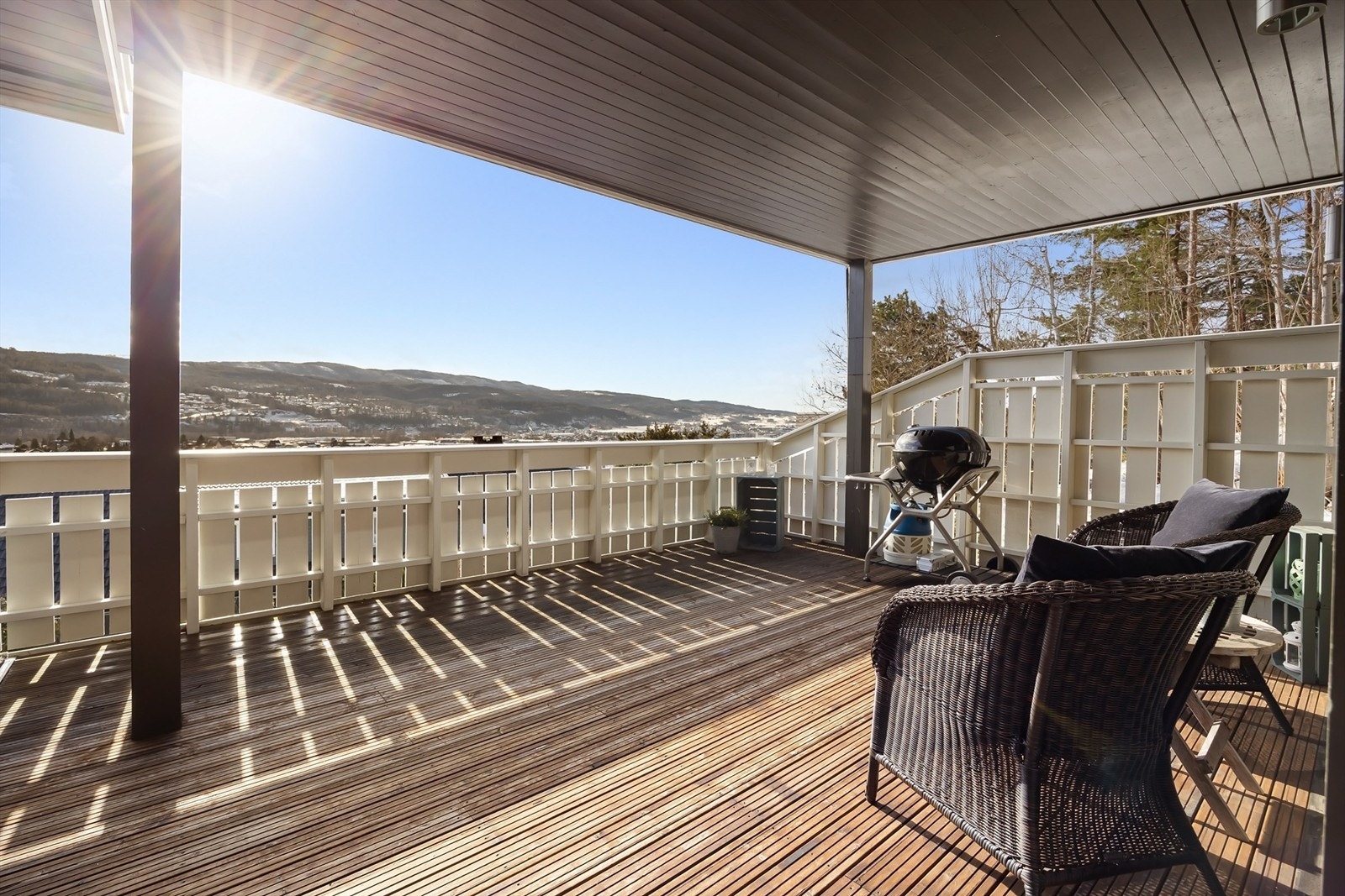 Flott utsikt fra overbygget terrasse Galleribilde