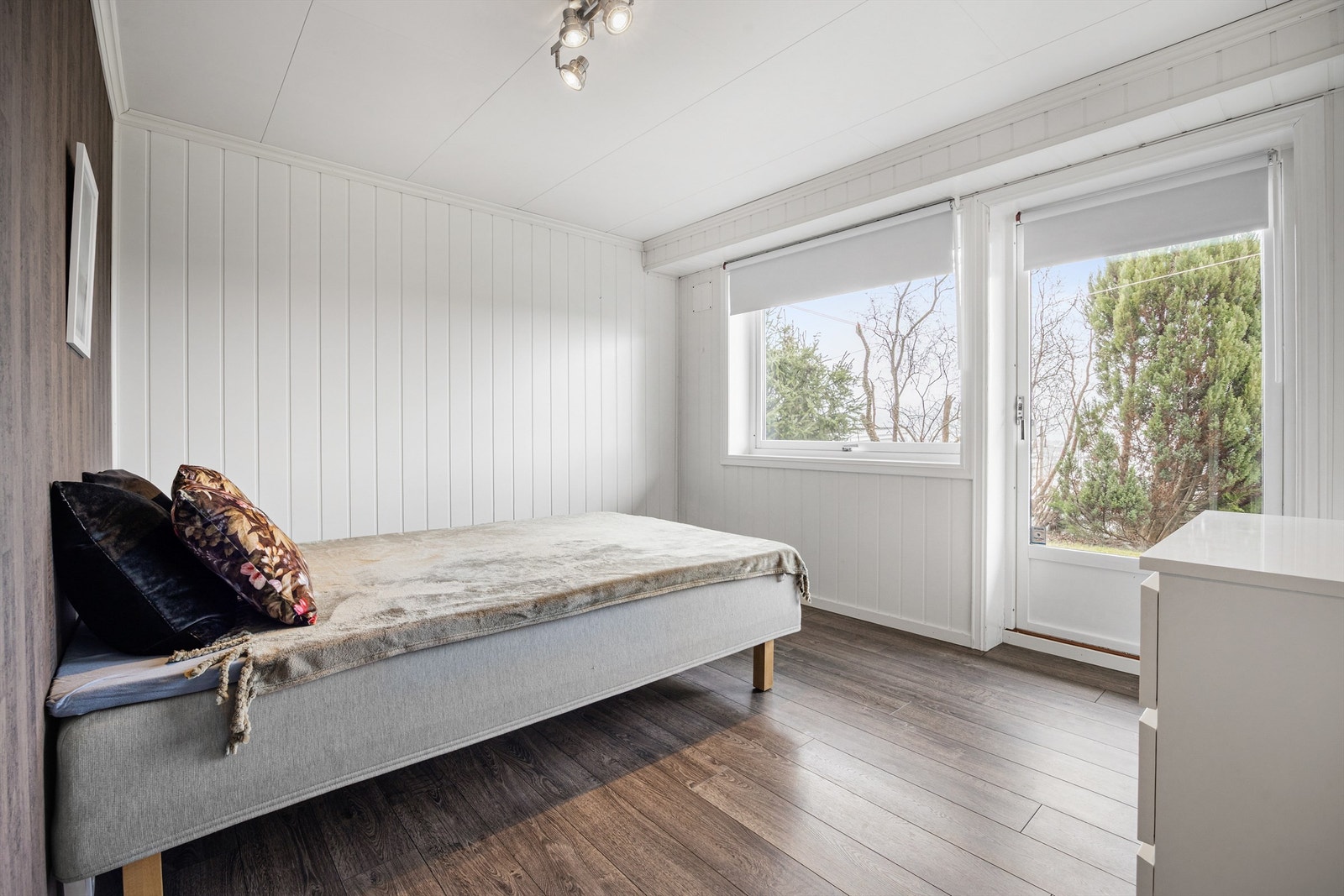 Soverom i underetasjen med utgang til terrasseplatting Galleribilde