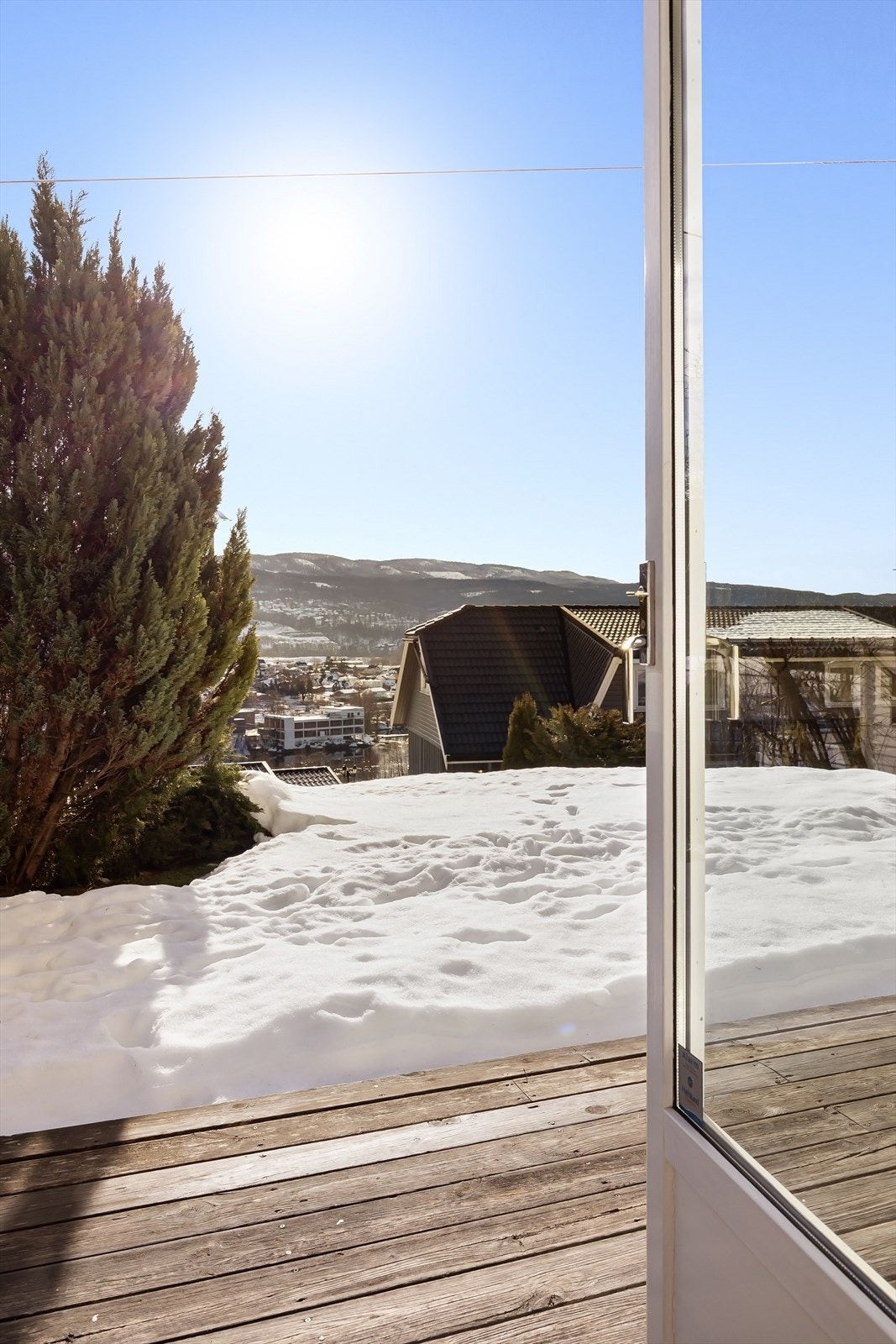 Utgang fra soverom i underetasjen til terrasseplatting på ca. 17 kvm Galleribilde