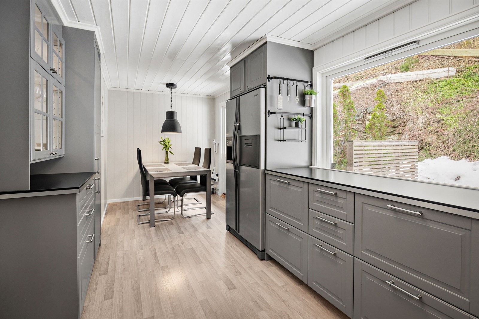 Plass kjøkkenbord og utgang til terrassen på baksiden av huset Galleribilde