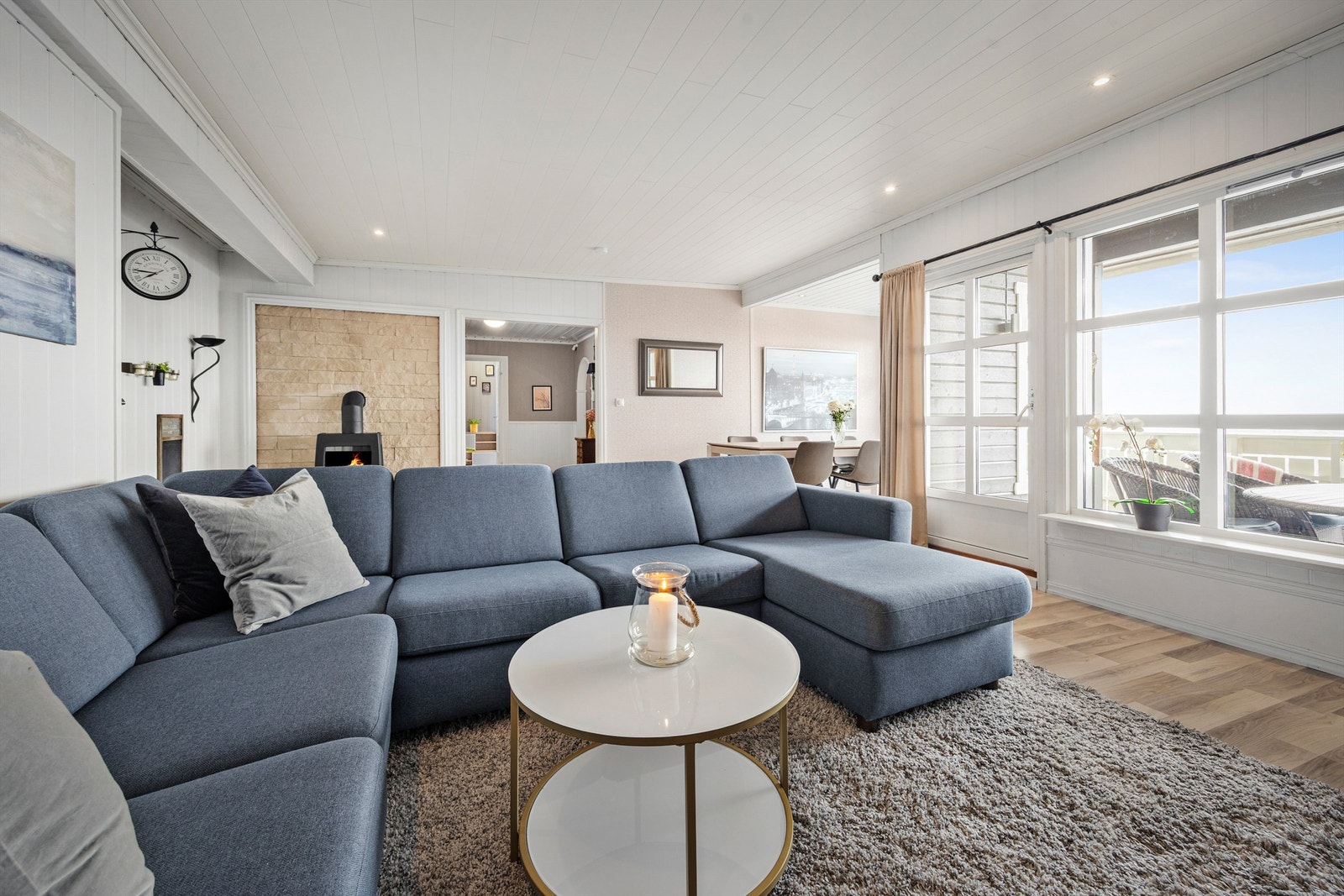 Lys og fin stue med store vindusflater og flott utsikt. Foto: Stine Jørgensen Prøitz Galleribilde