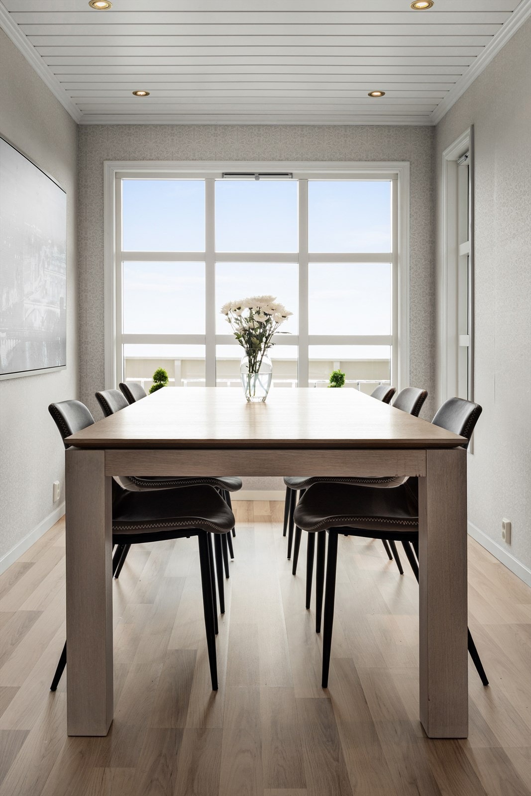 Plass til spisebord og downlights i himlingen. Det foreligger ingen søknad i forbindelse med at deler av overbygget terrasse ble innlemmet som spisestue. Galleribilde