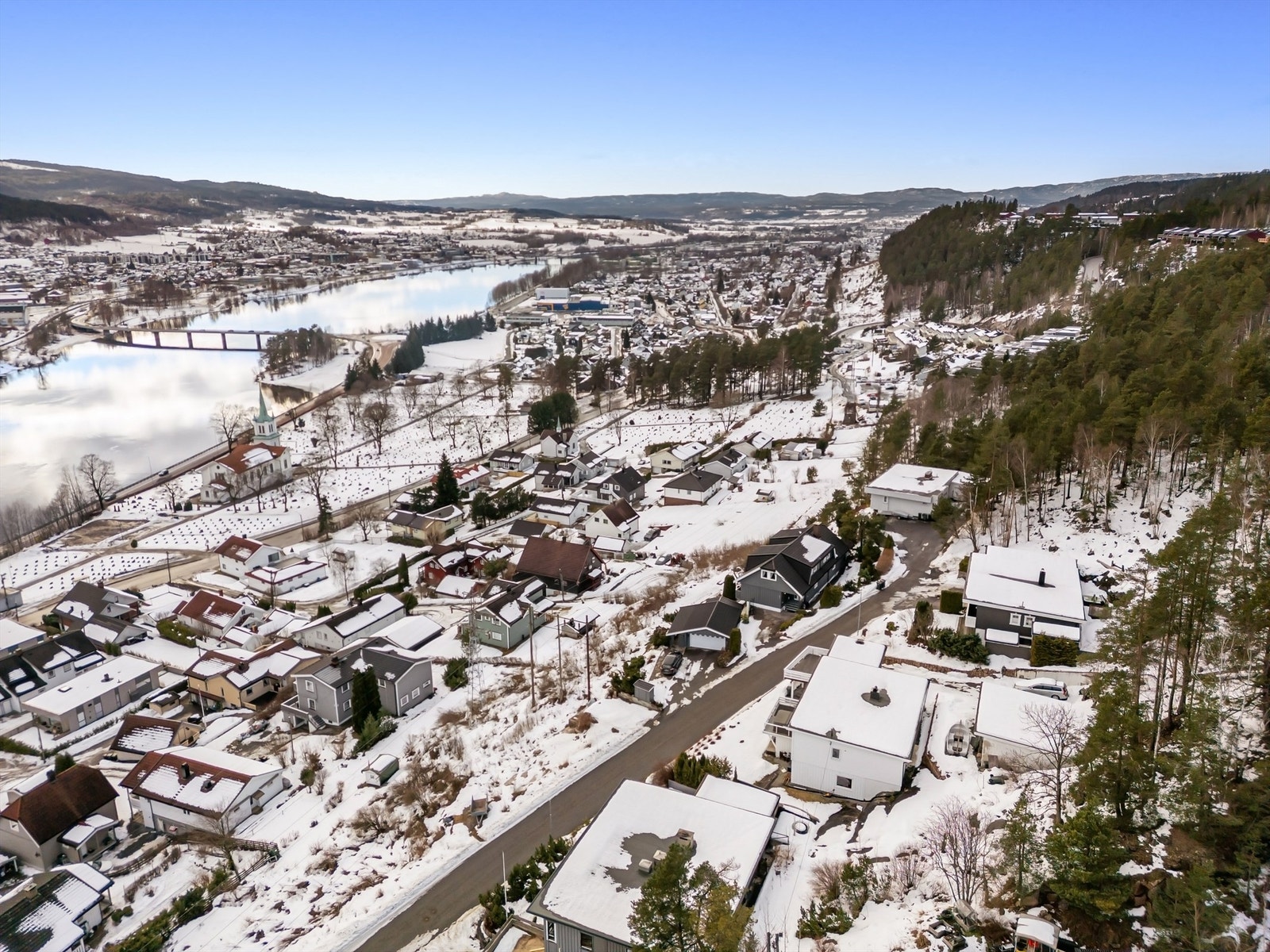 Litt over 2 km til dagligvarebutikk (Coop Extra) og Nybruveien (Kiwi) samt Price Lagerbutikk Galleribilde