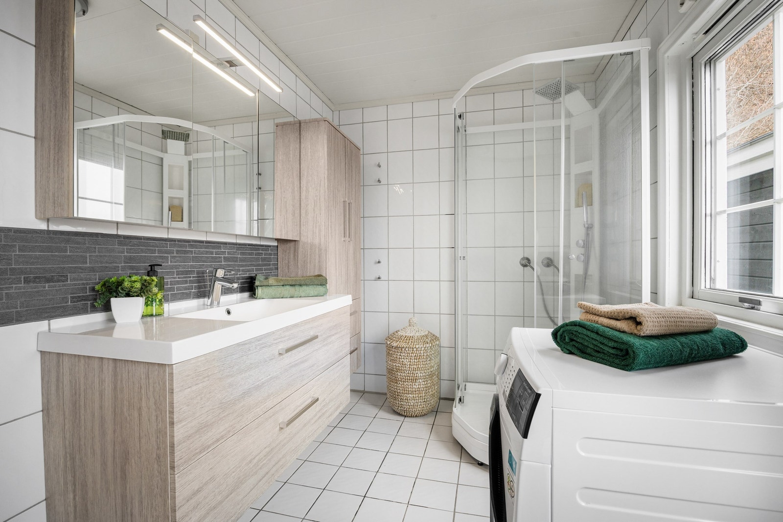 Flislagt bad med gulvvarme. Baderomsinnredning med nedfelt servant. Galleribilde
