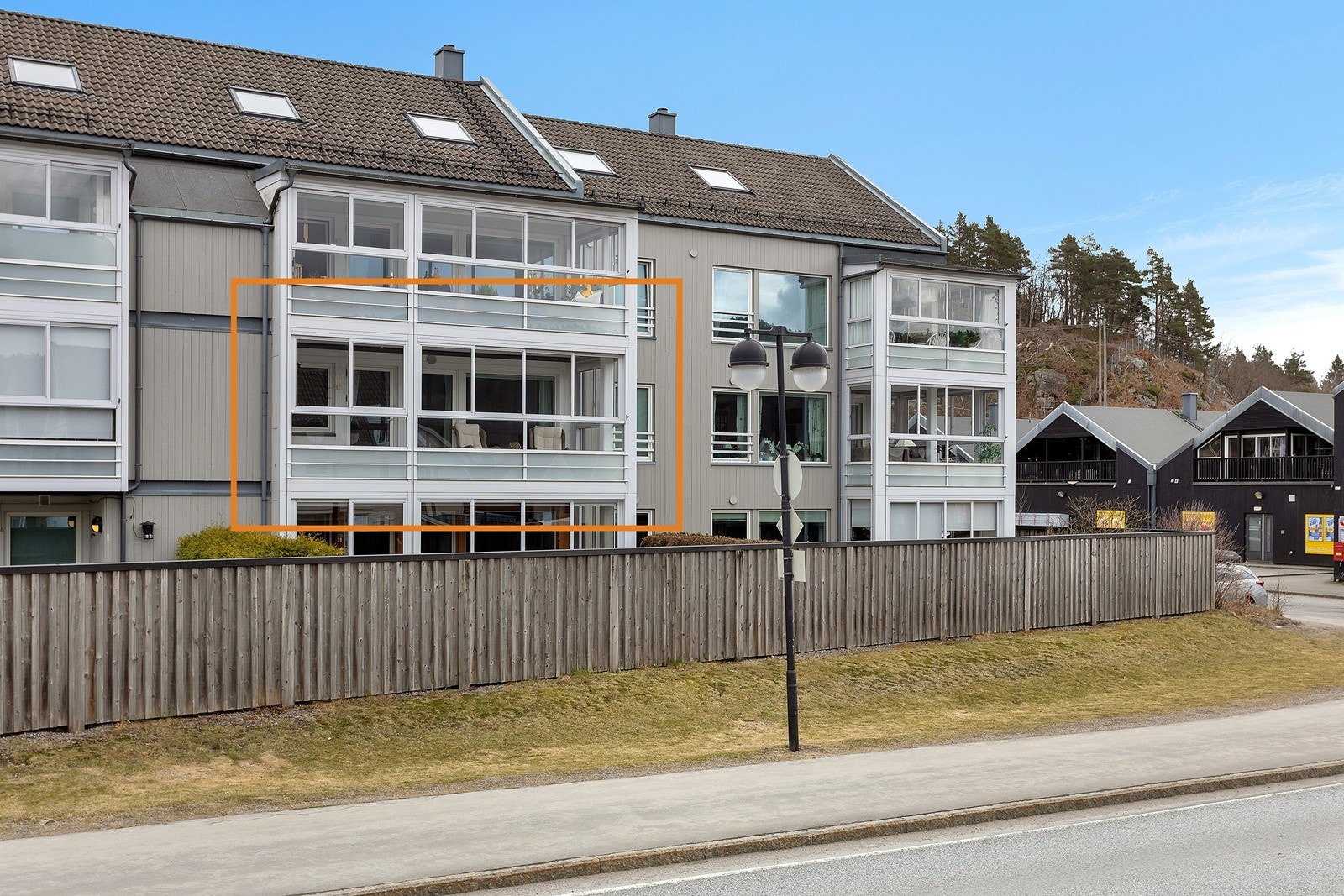 Her kan vi presentere en lys og trivelig 3-roms andelsleilighet i 2.Etasje m/heis og garasjeplass | Sentralt beliggende på Nodeland Galleribilde