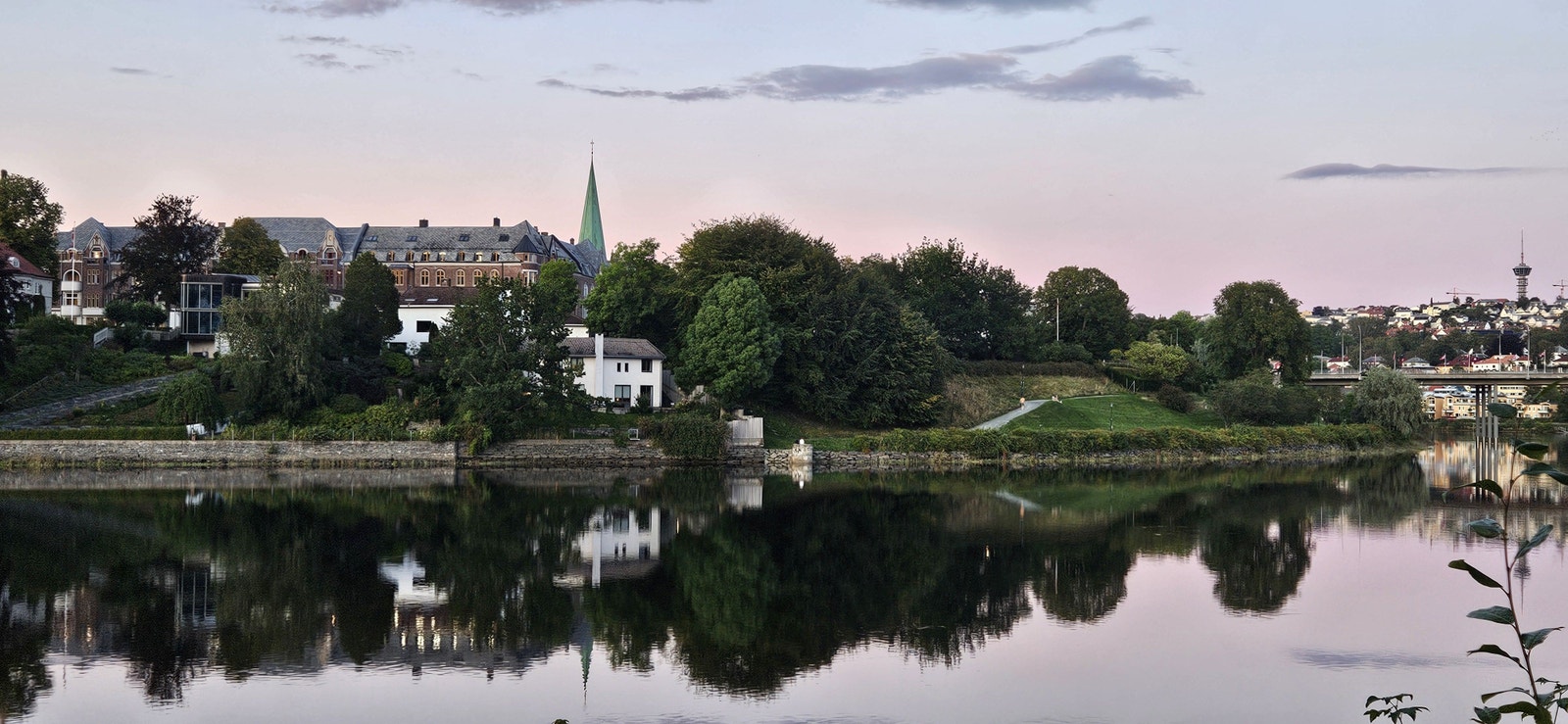 Sjekk den beliggenheten da! Unik beliggenhet rett ved Nidelva og Marinen. Bygget ligger helt til venstre i bildet. Galleribilde