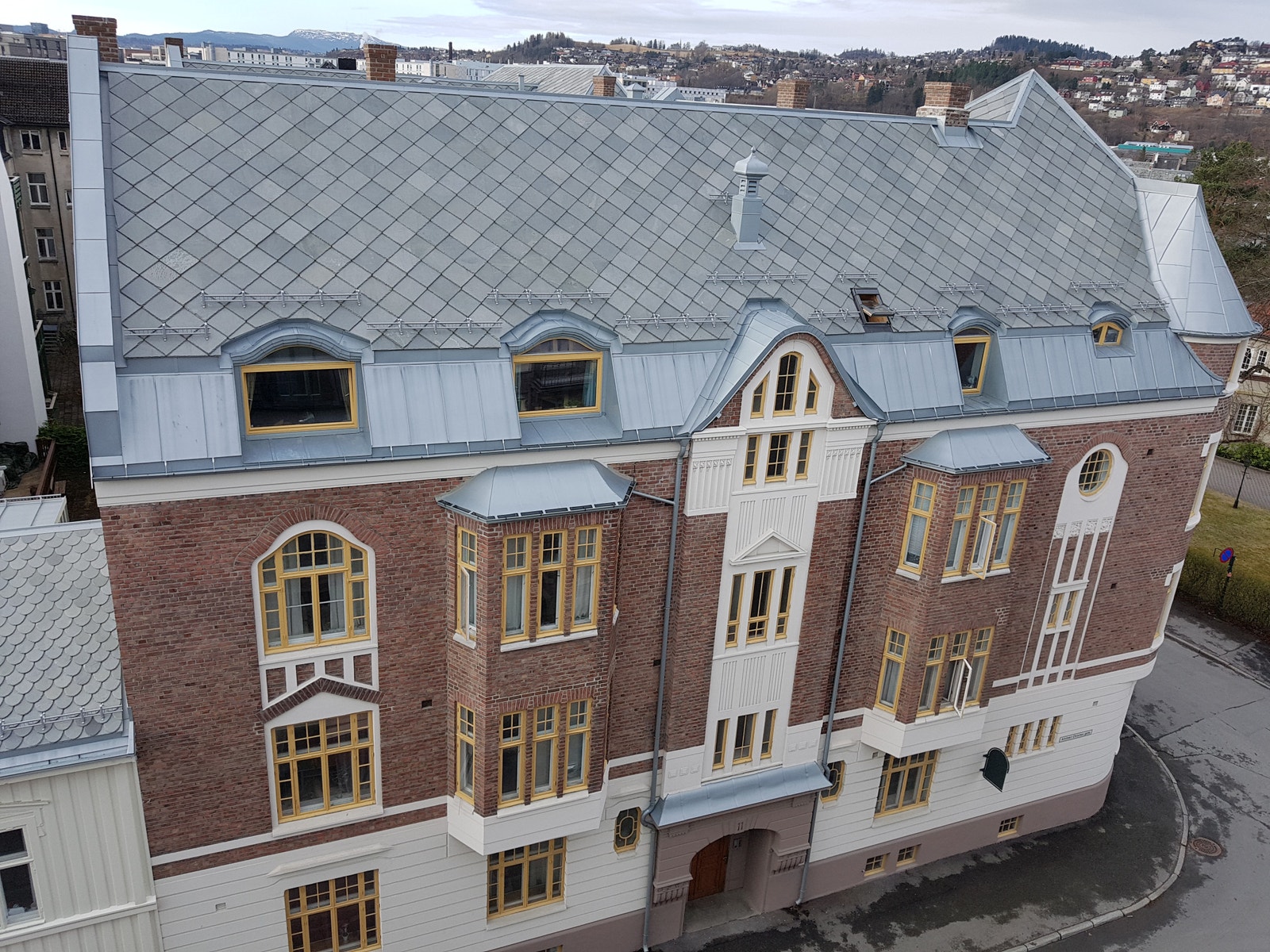 Eiendommen har vært i utleiers eie i 30 år, og er godt vedlikeholdt gjennom mange år. Galleribilde