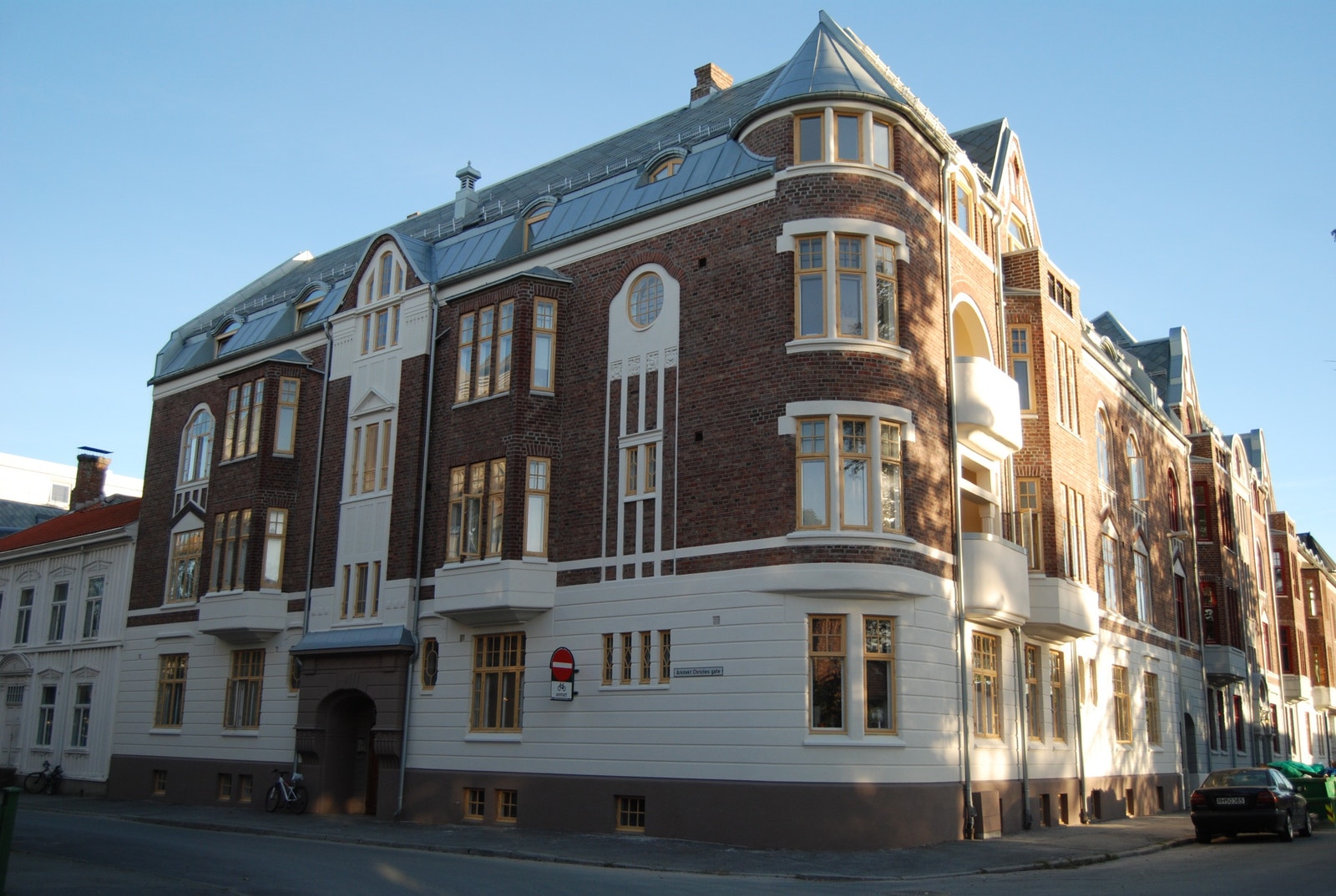 Arkitekt Christies gt. 11 er en ærverdig bygård fra jugendtiden. Hybelen og bofellesskapet ligger i 1. etg. til høyre for ytterdøren. Galleribilde