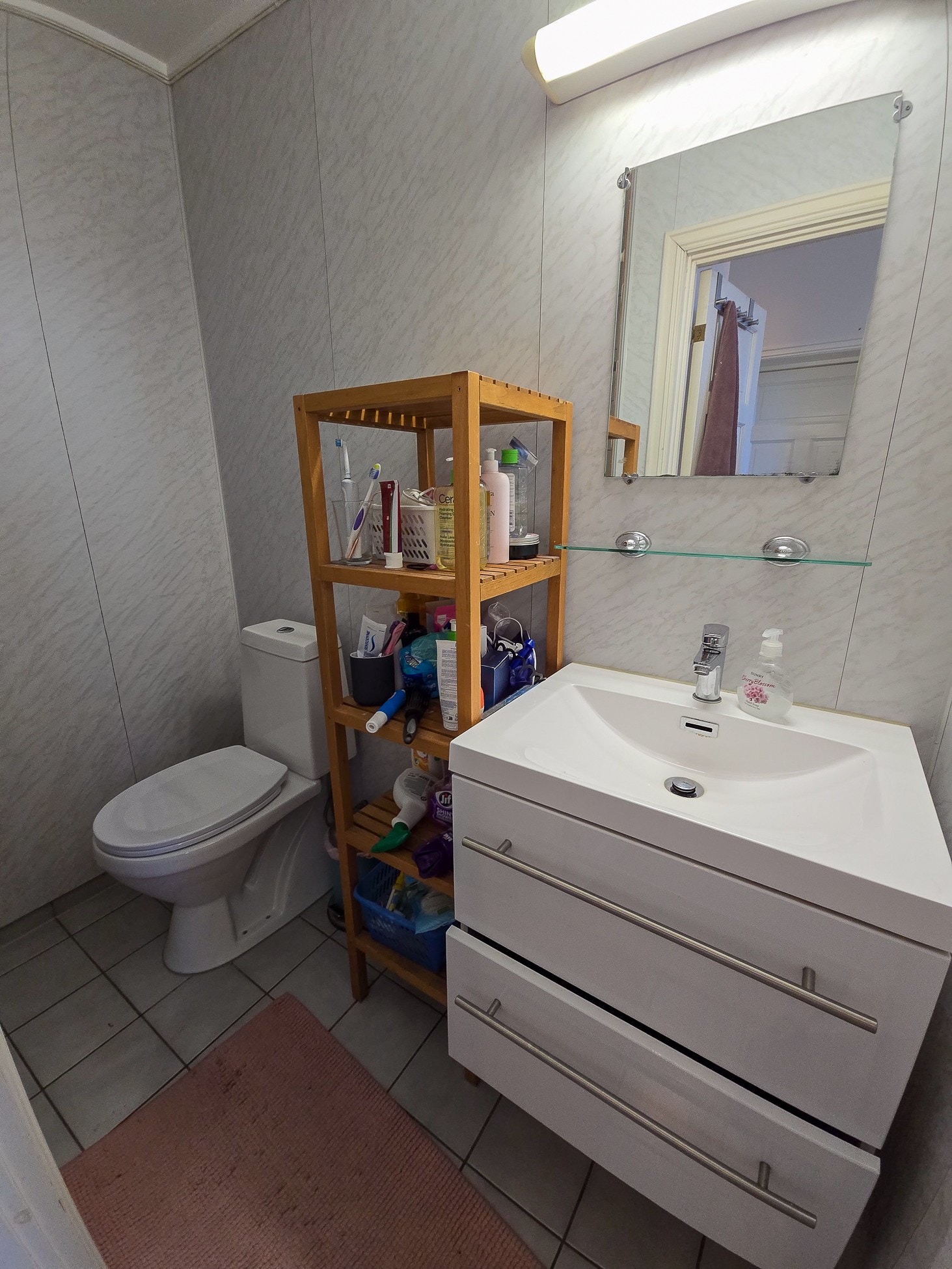 Felles bad med servantskap, wc og dusj. Galleribilde