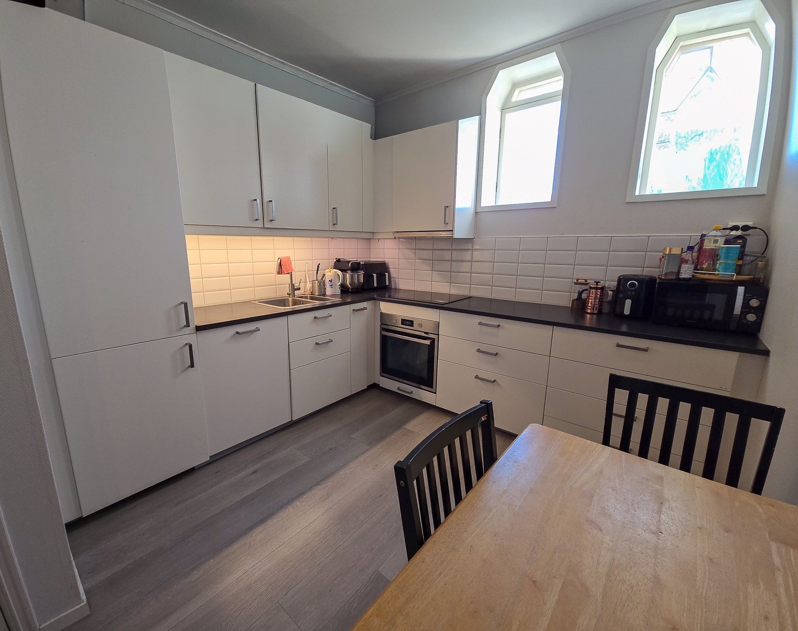 Felles kjøkken med spisebord. Galleribilde