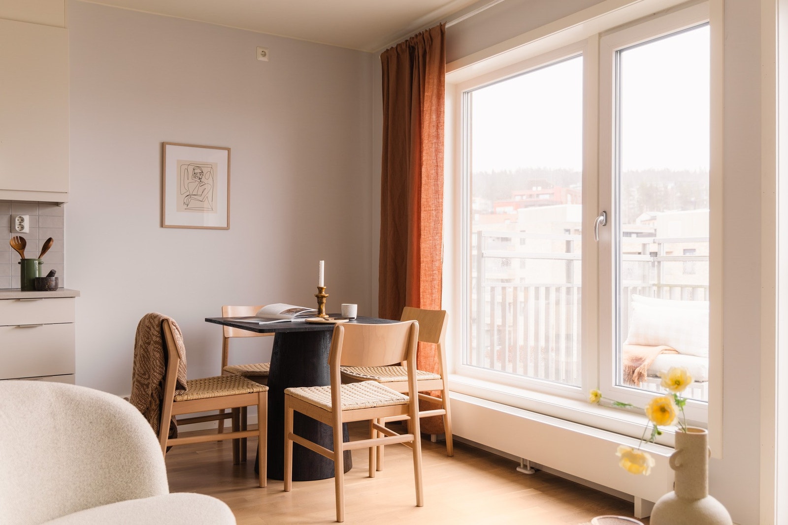 Dette er et rom som funker like godt til rolige kvelder på sofaen som til middager med venner. Galleribilde