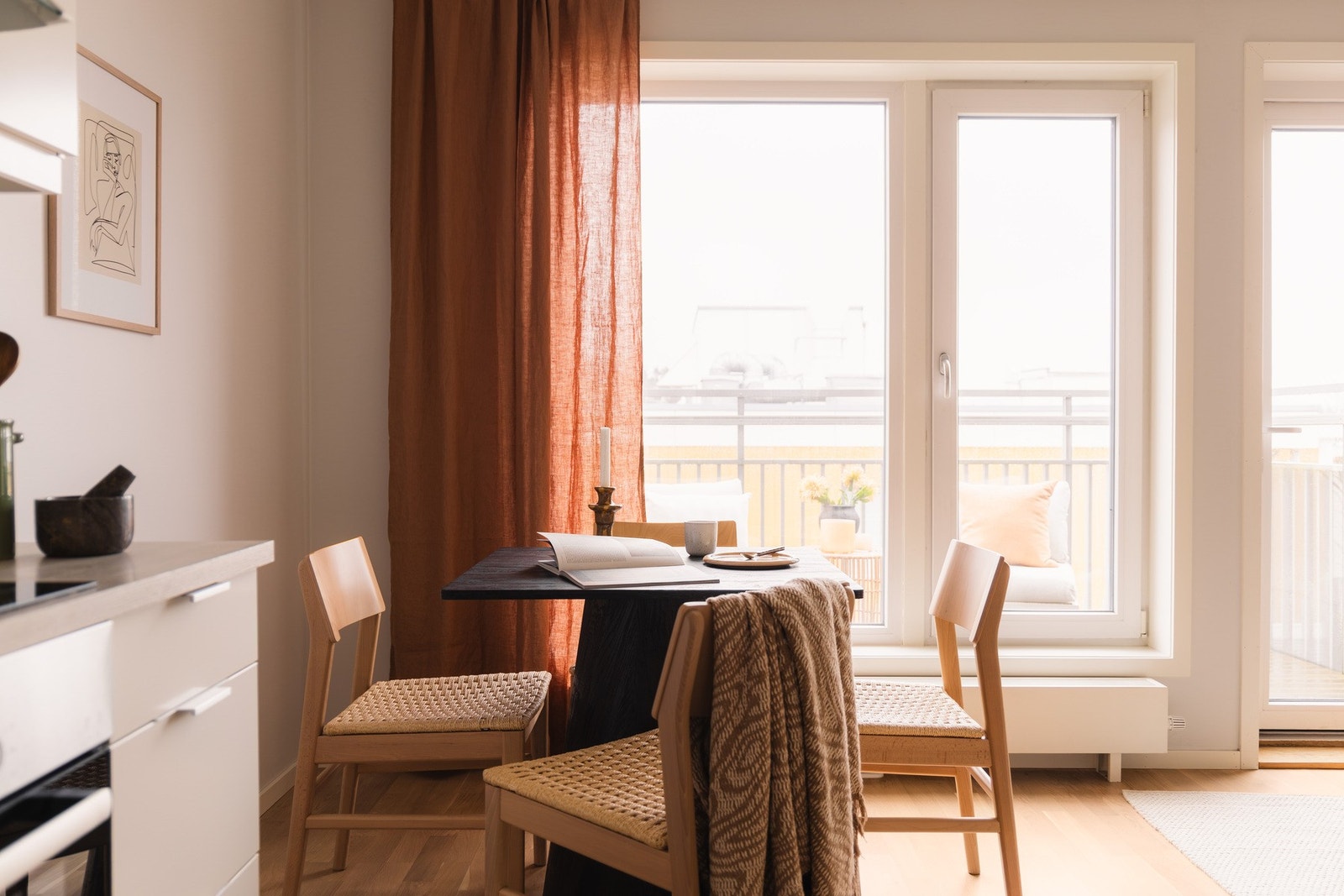 De store vindusflatene slipper inn rikelig med naturlig lys som bidrar til en luftig romfølelse. Galleribilde