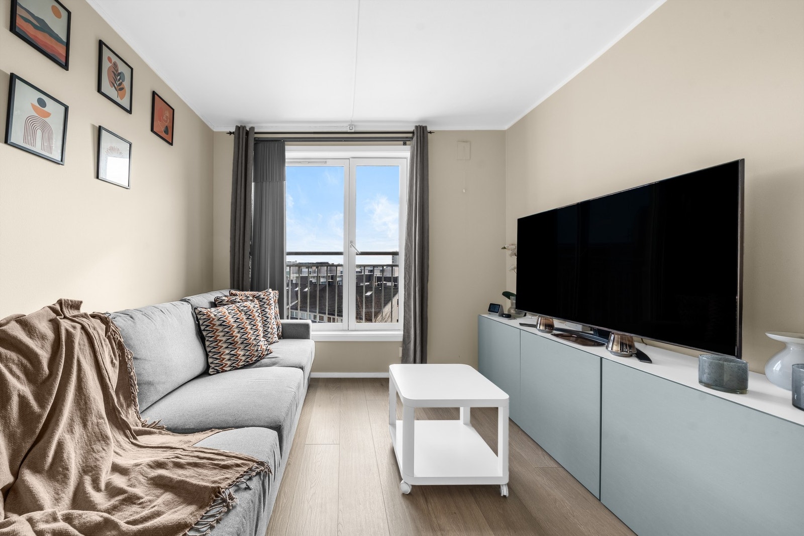 Lys og innbydende stue med store vindusflater som slipper inn rikelig med dagslys og gir en åpen romfølelse. Galleribilde