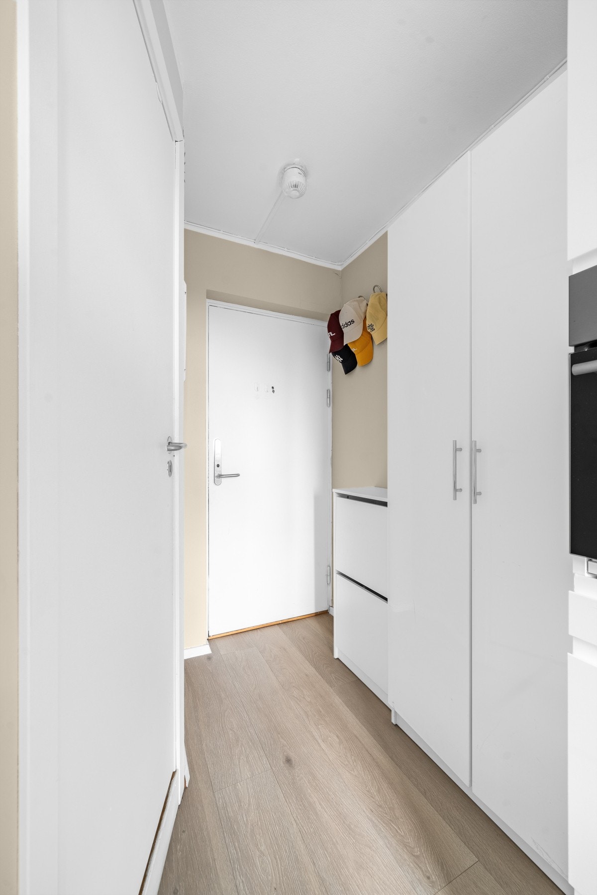 Praktisk entré med plass til oppbevaring av yttertøy og sko, samt enkel adkomst videre inn i boligen. Galleribilde