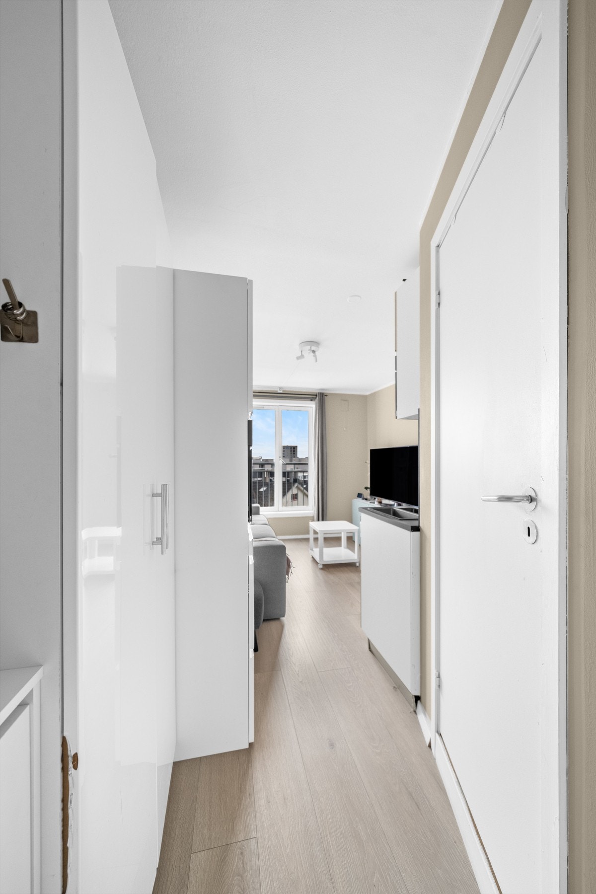 Gangareal med lyse overflater og effektiv utnyttelse av plassen, som gir et ryddig og oversiktlig førsteinntrykk. Galleribilde