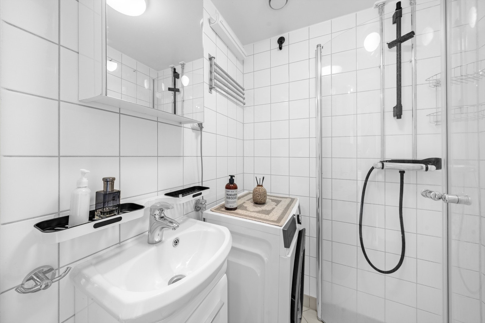 Badet har servantseksjon med oppbevaring og overskap med speilfronter, som gir gode oppbevaringsmuligheter. Galleribilde
