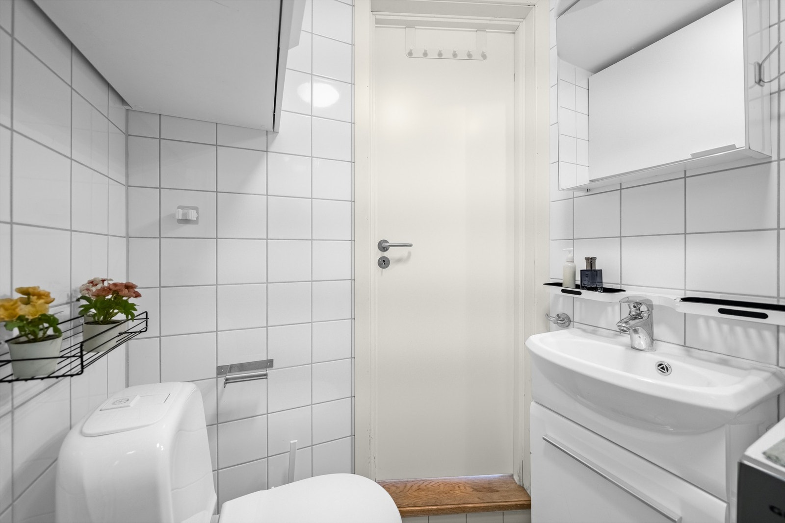 Heldekkende flislagte overflater og gulv med varmekabler gir et komfortabelt og lettstelt bad med naturlig ventilasjon. Galleribilde
