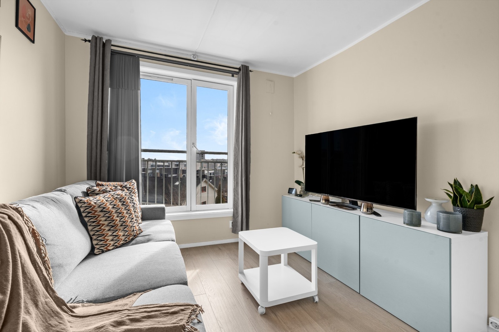 Houssam Ben Zrelli v/EIE eiendomsmegling har gleden av å presentere Gunnar Schjelderups vei 33B (Foto: Oh Shots). Galleribilde