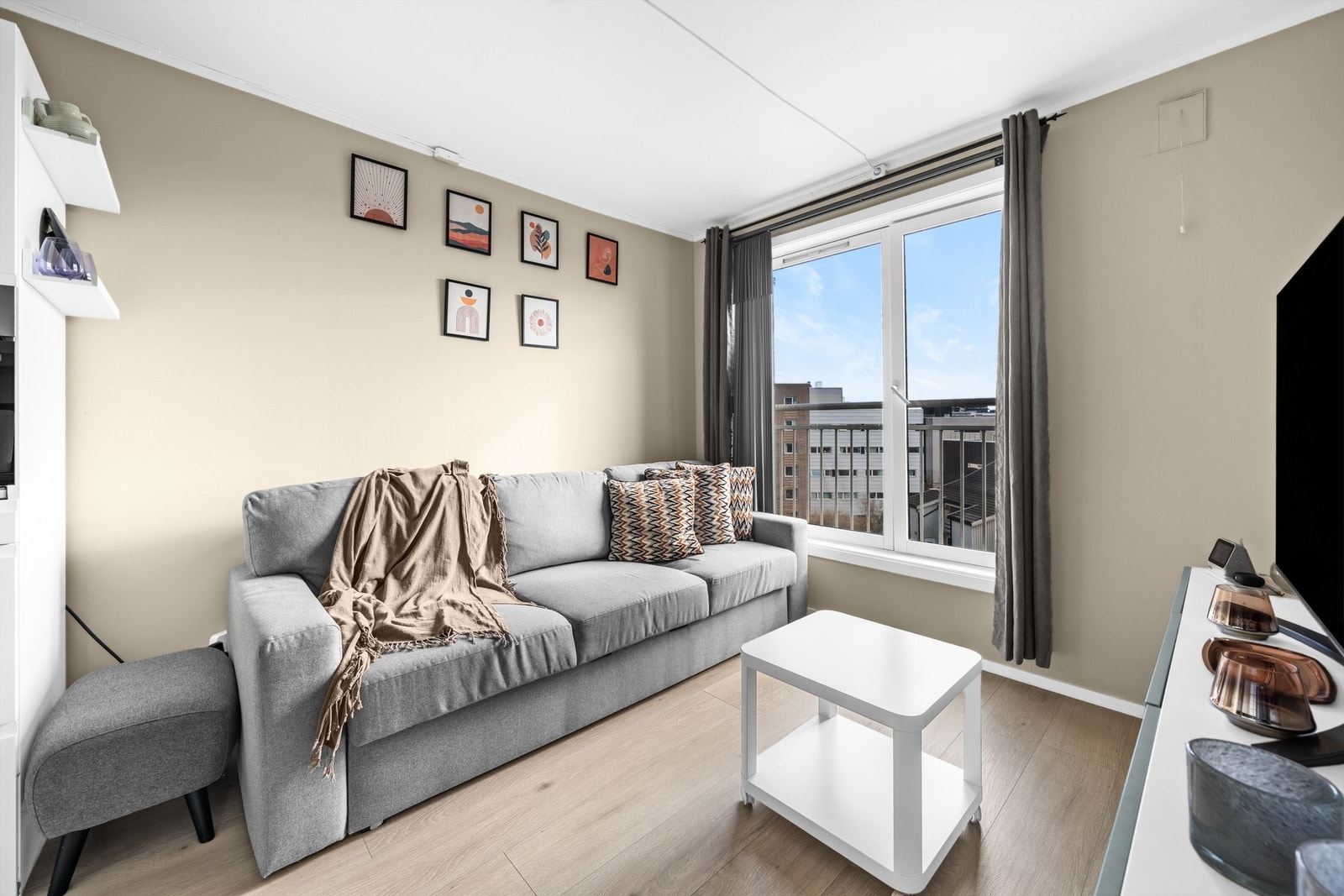 Hyggelig oppholdsrom med god plass til sofaarrangement og dekorative detaljer som gir et hjemmekoselig preg. Galleribilde