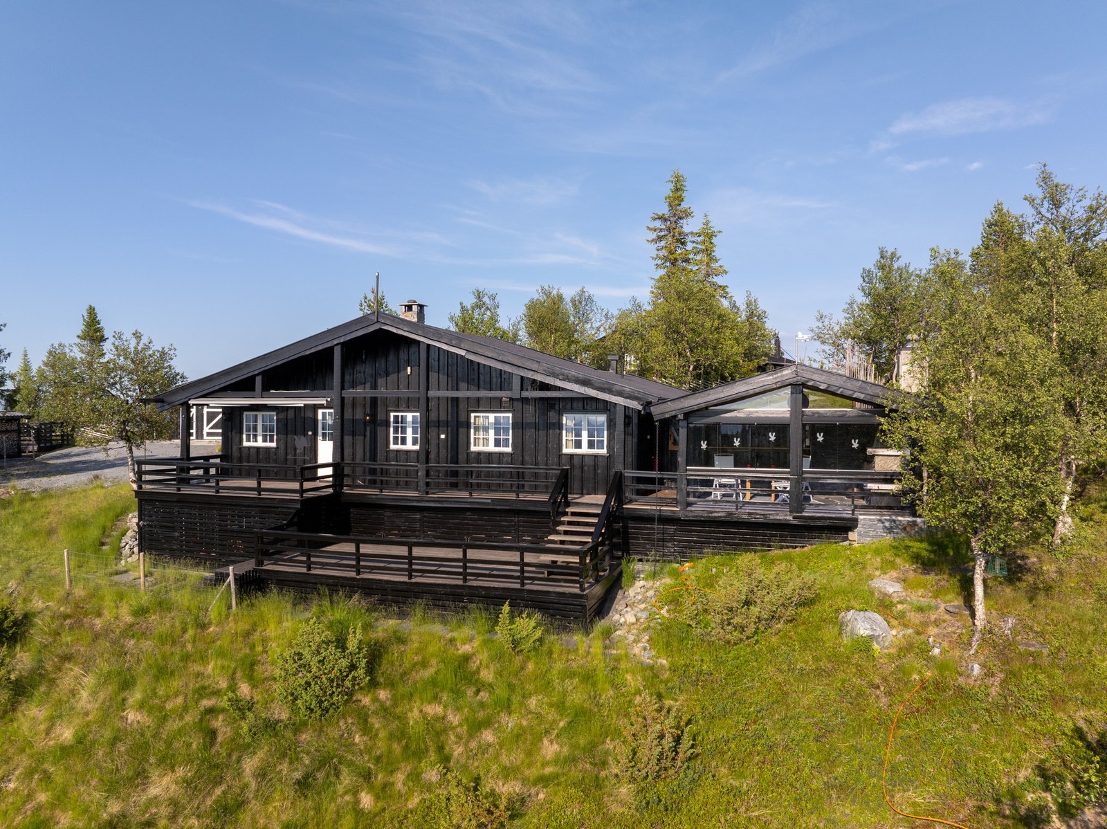 Romslig terrasse med plass til flere sittegrupper. Galleribilde
