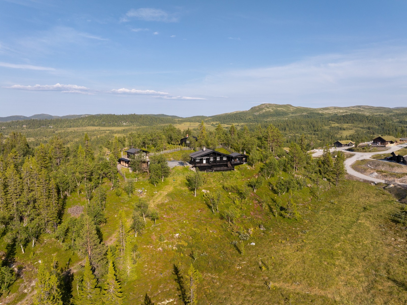 Trivelig hytte på fin tomt. Galleribilde