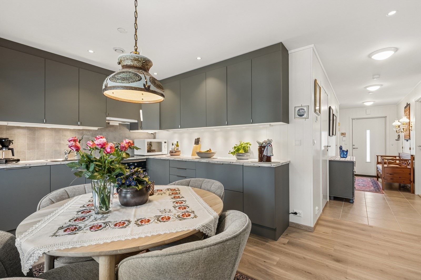 Kjøkken har god plass til spisegruppe. Galleribilde