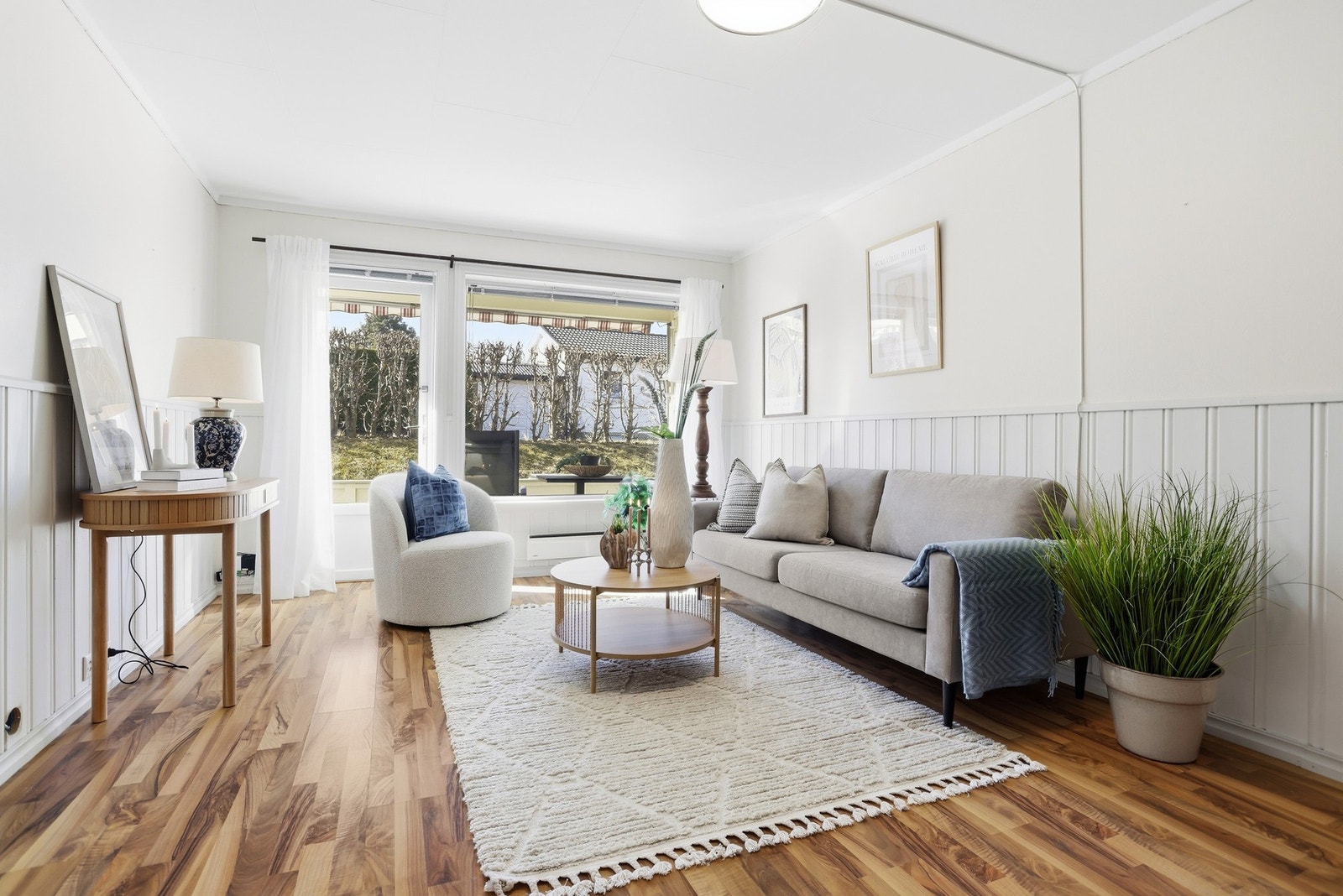 Leiligheten har en lys og innbydende stue med plass til sofagruppe, spisebord og tilhørende møblement. Galleribilde