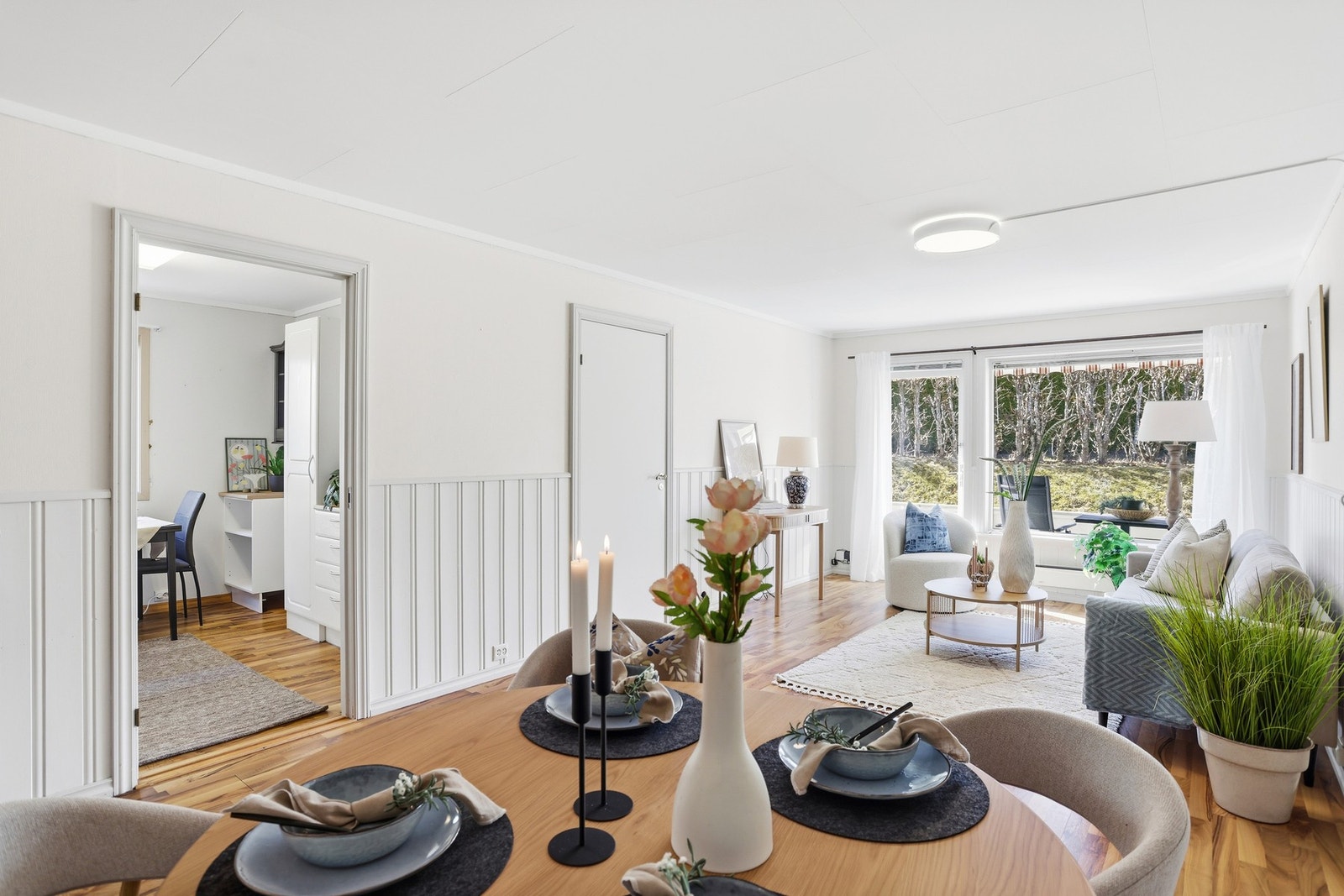 Stuen er utstyrt med stort vindu og terrassedør som gir mye naturlig lys i rommet, og fint utsyn mot fellesområde. Galleribilde