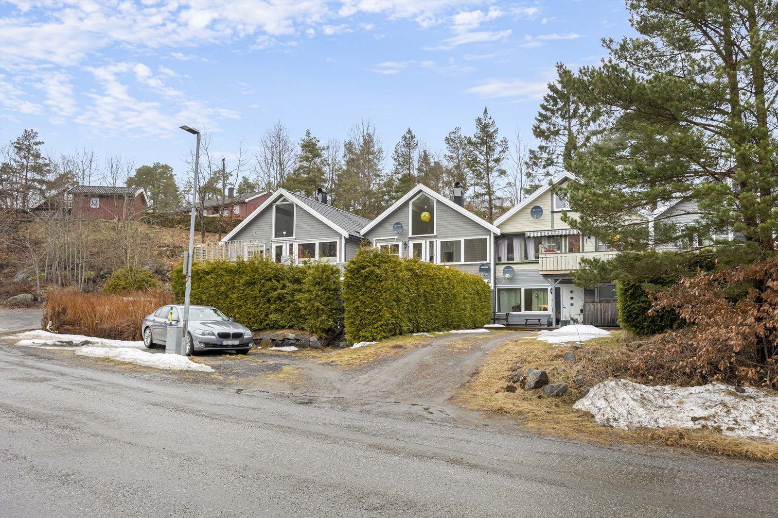 Eiendommen ligger i et etablert boligområde i Arendal kommune. Galleribilde