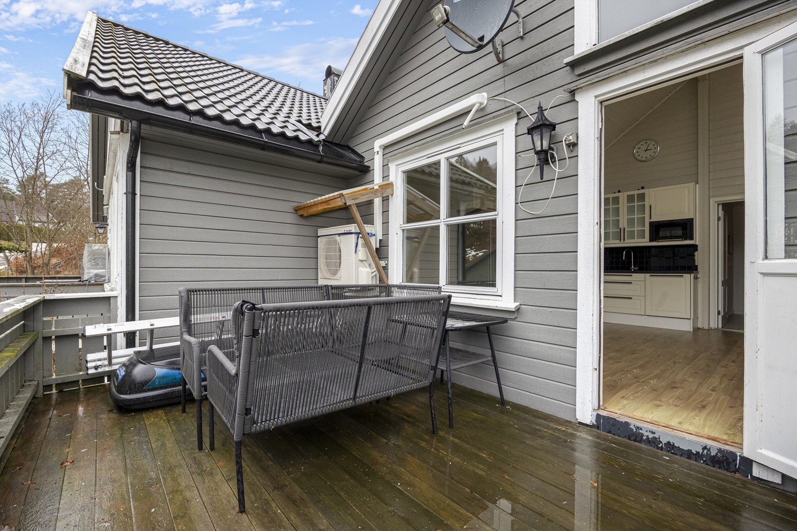 Fra stuen er det utgang til en treterrasse. Totalt har boligen 32 m² med terrasseareal. Galleribilde