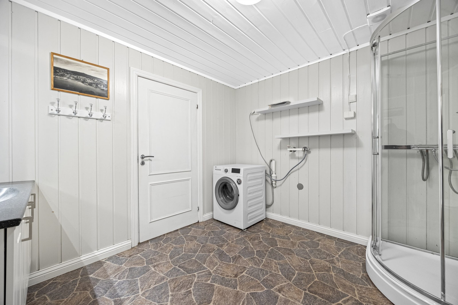 God plass til oppbevaring og praktiske løsninger på badet. Galleribilde