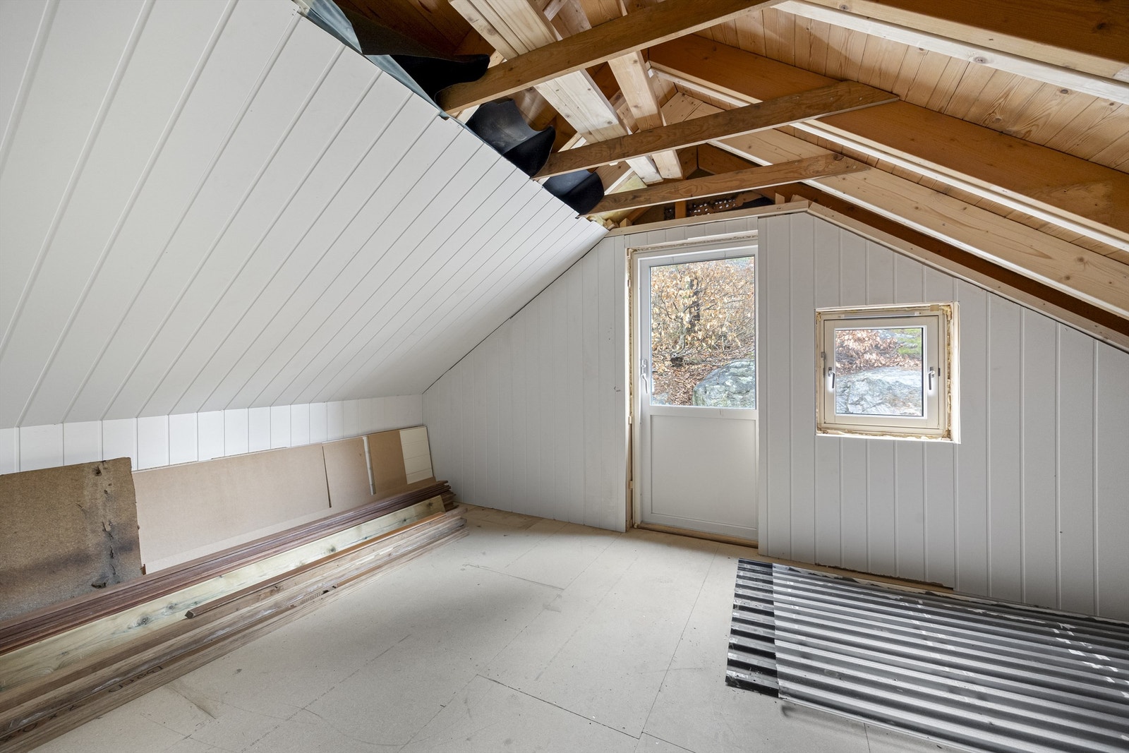 Det er påbegynt arbeid med innredning av loftsrommet. Her er det muligheter for å skape et ekstra rom. Galleribilde
