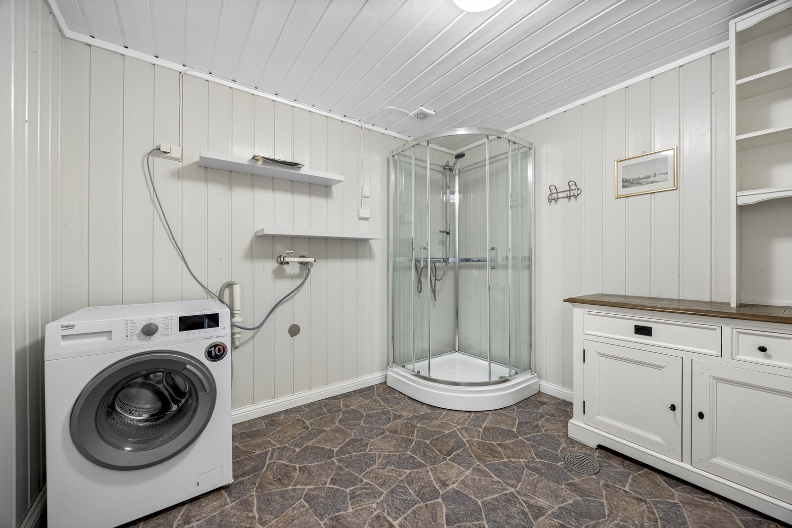 Badet er utstyrt med dusjkabinett og har opplegg for vaskemaskin. Galleribilde