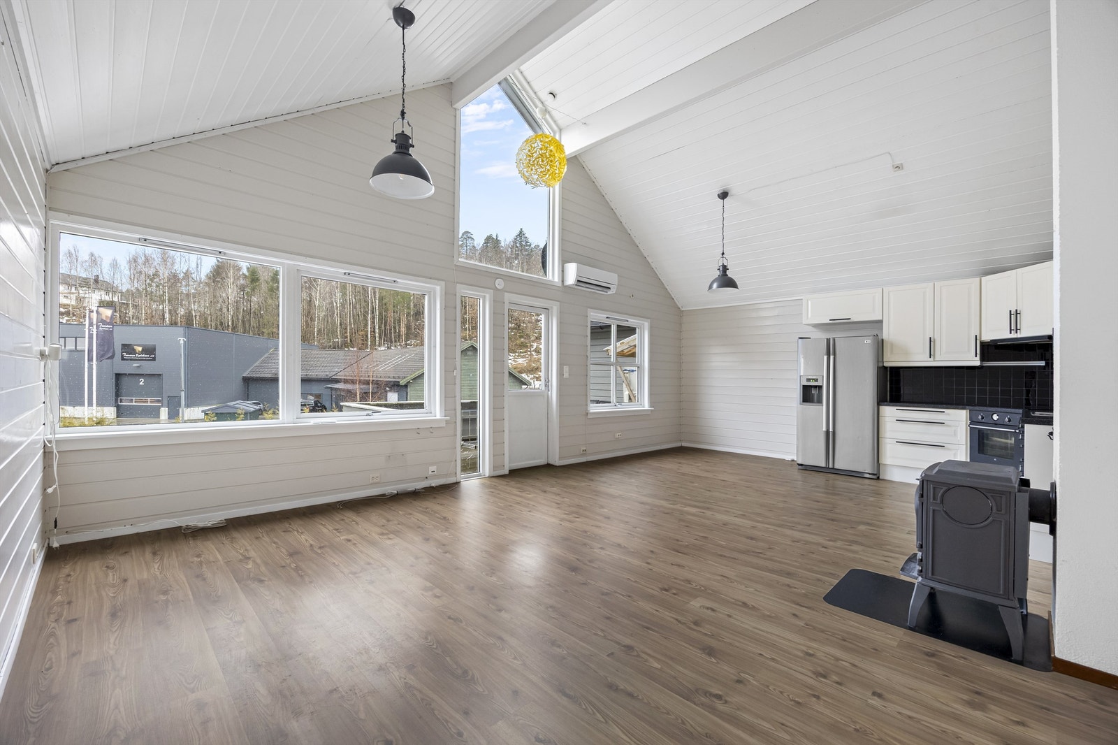 Det store allrommet gir rikelig med plass for både sofagruppe og spisebord, perfekt for sosiale sammenkomster. Galleribilde