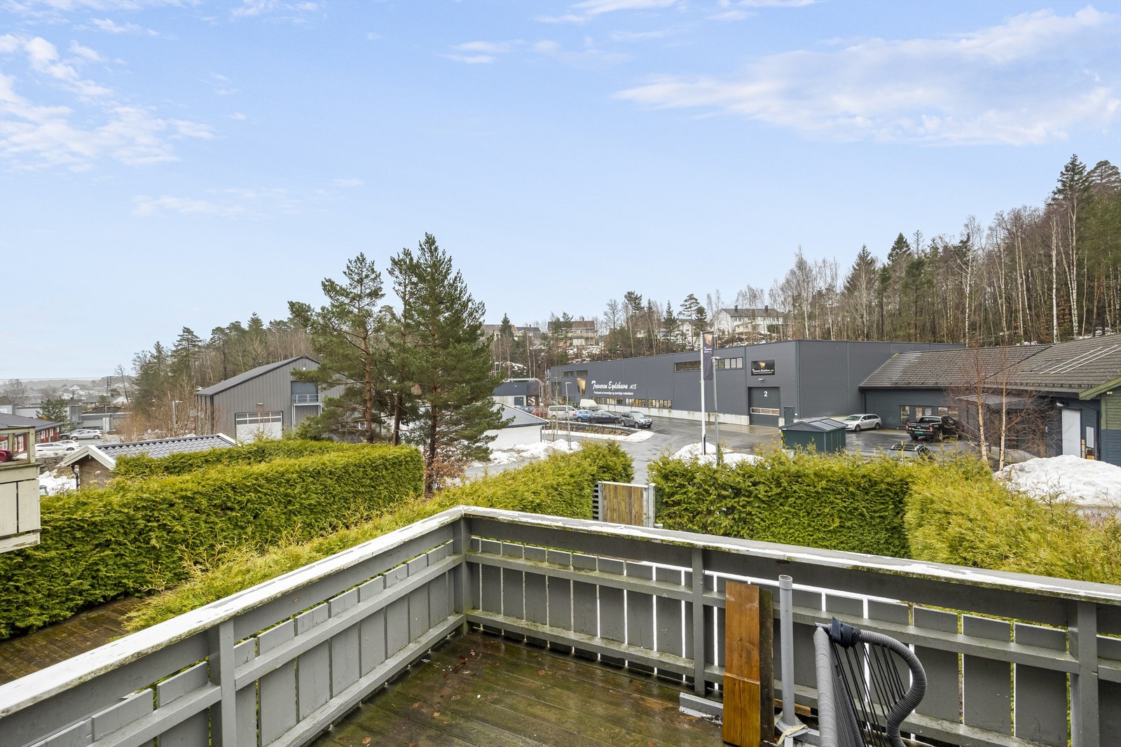 Rolige omgivelser med kort vei til servicetilbud som butikker og skoler. Galleribilde