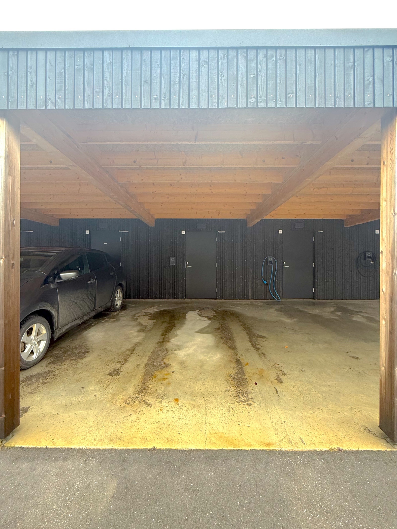 Egen fast plass i carport. Bod er lokalisert sammen med parkeringsplass Galleribilde