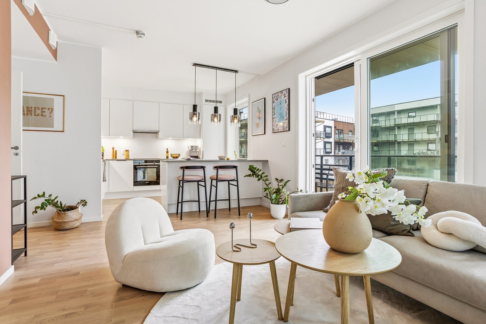 Det er åpen løsning mot kjøkkenet. Galleribilde