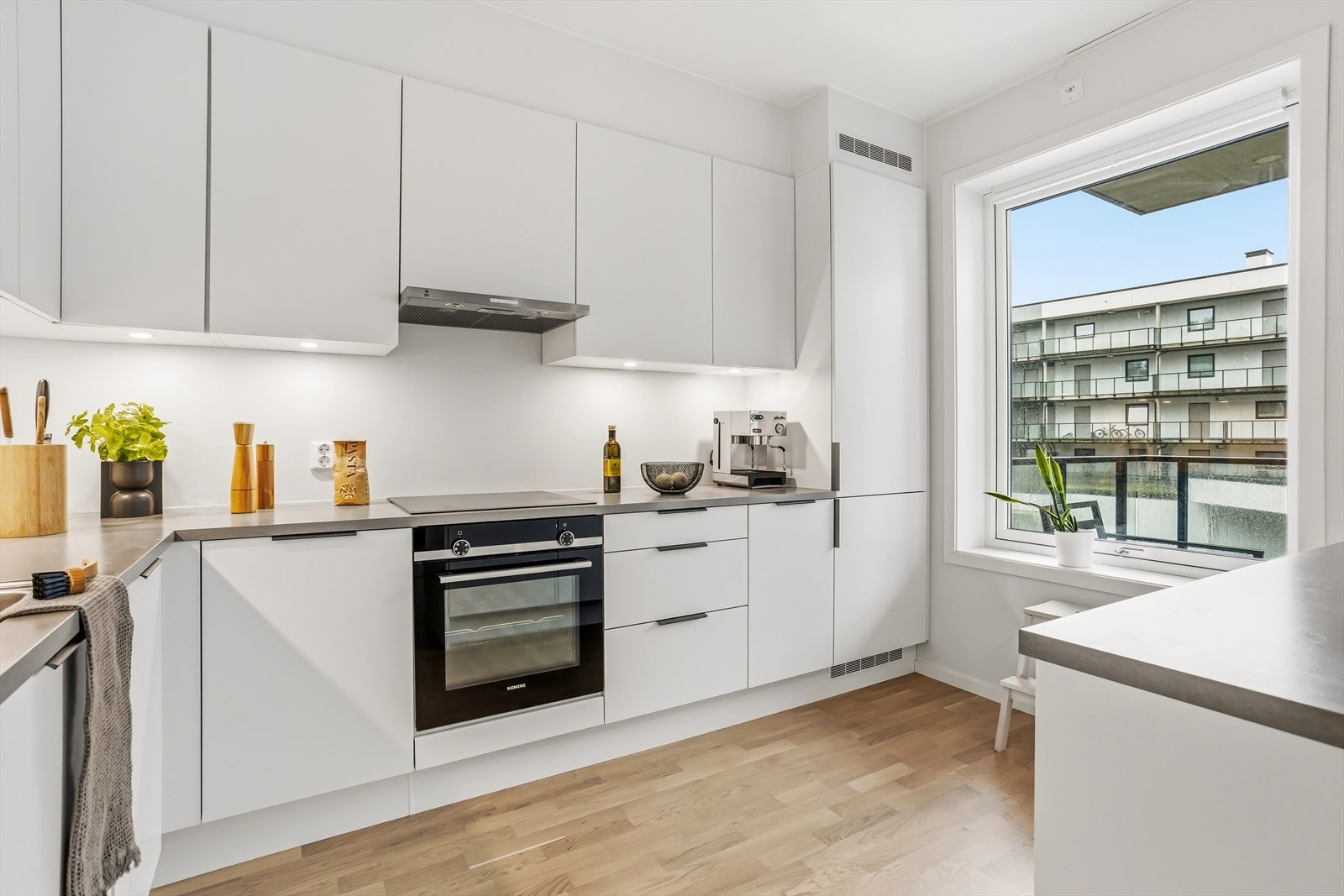 God skap- og benkeplass. Galleribilde