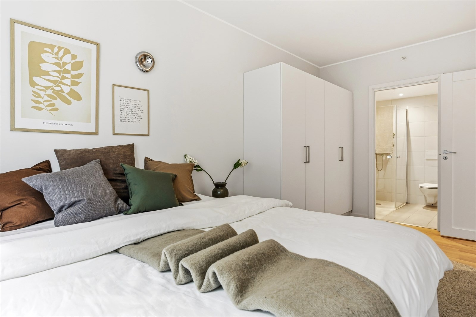 God plass til dobbeltseng og garderobeskap, samt eget bad i tilknytning til hovedsoverommet. Galleribilde