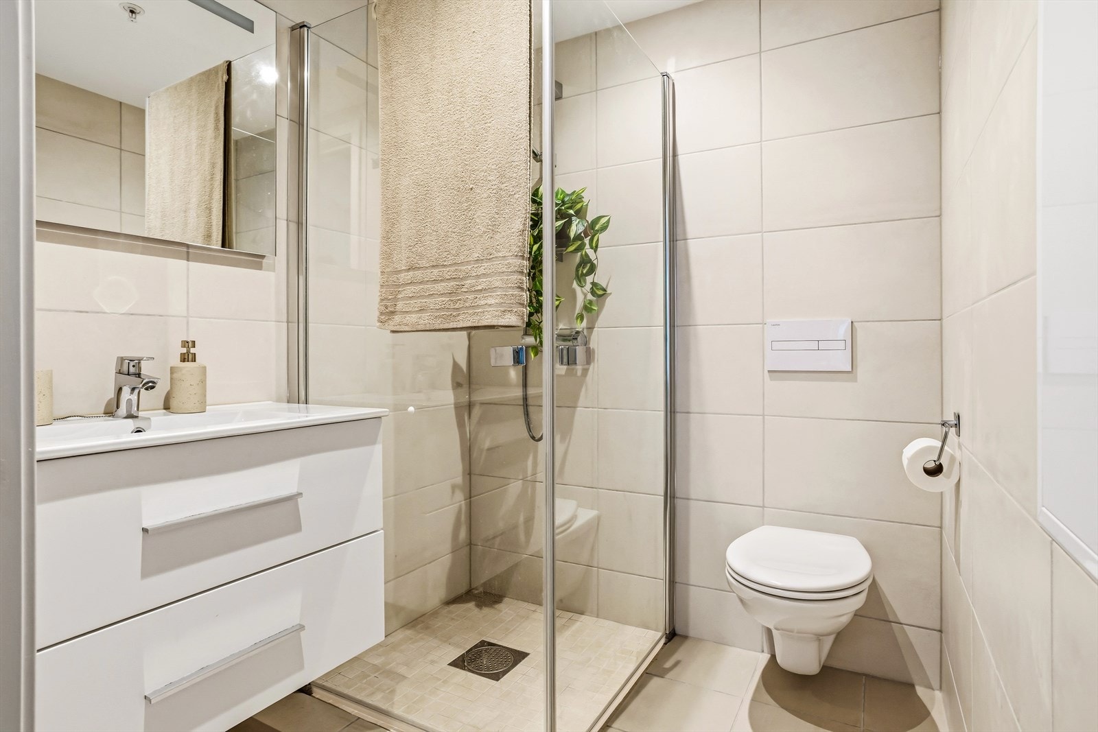 Baderom i tilknytning til soverommet. Galleribilde