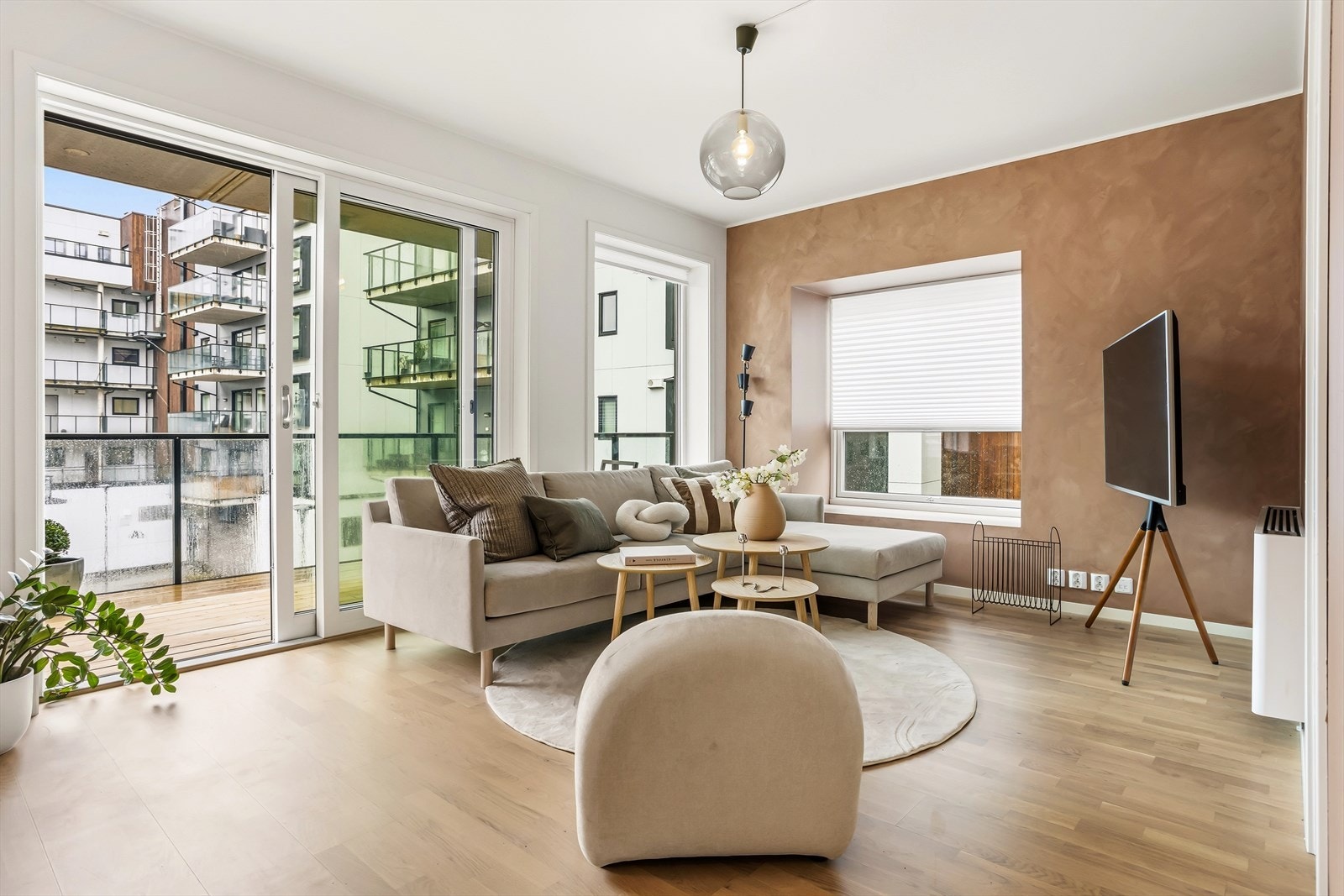 Leiligheten presenteres med en lys og luftig stue. Galleribilde