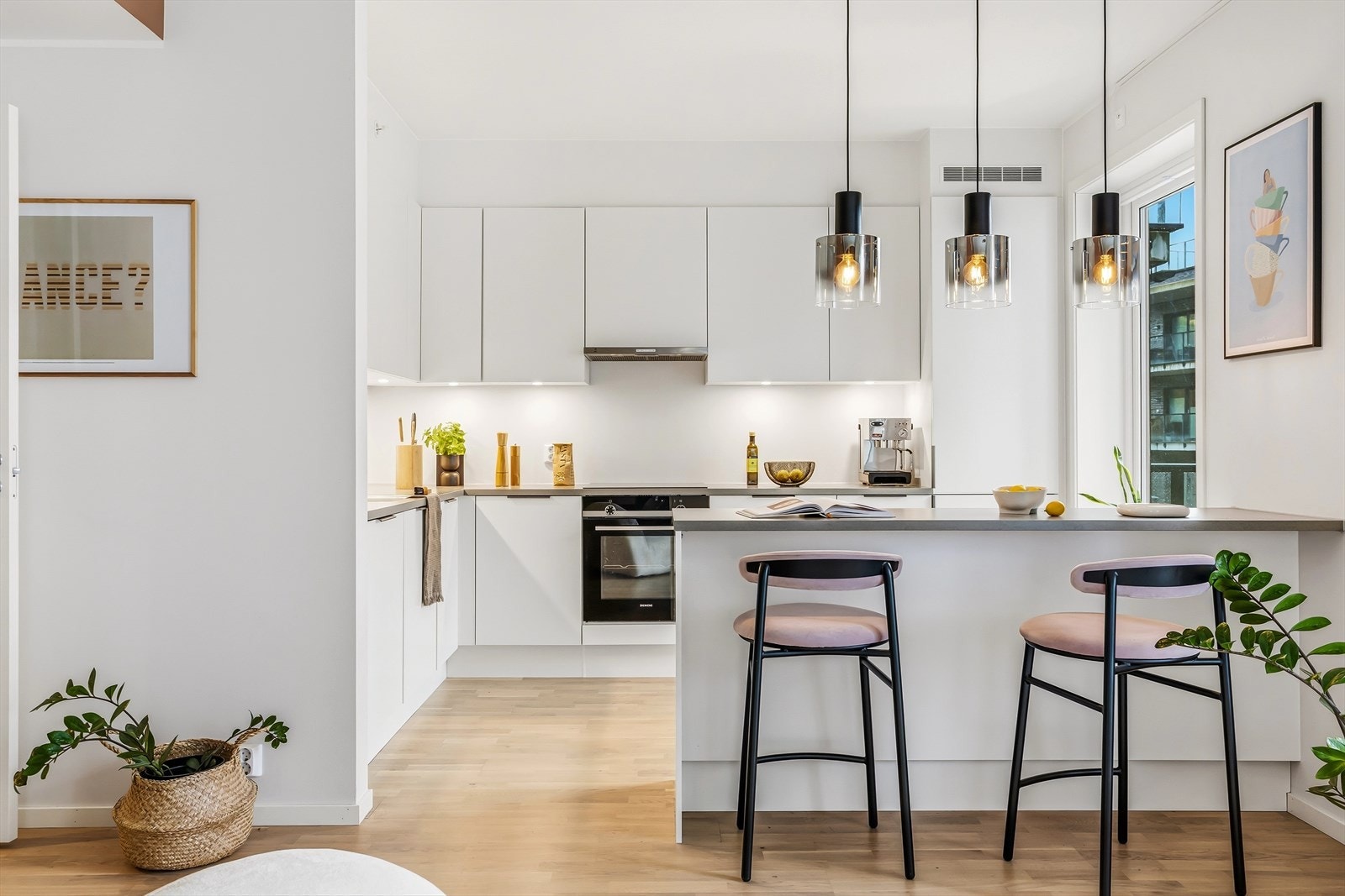 Tidløs kjøkkeninnredning med hvite glatte fronter. Galleribilde