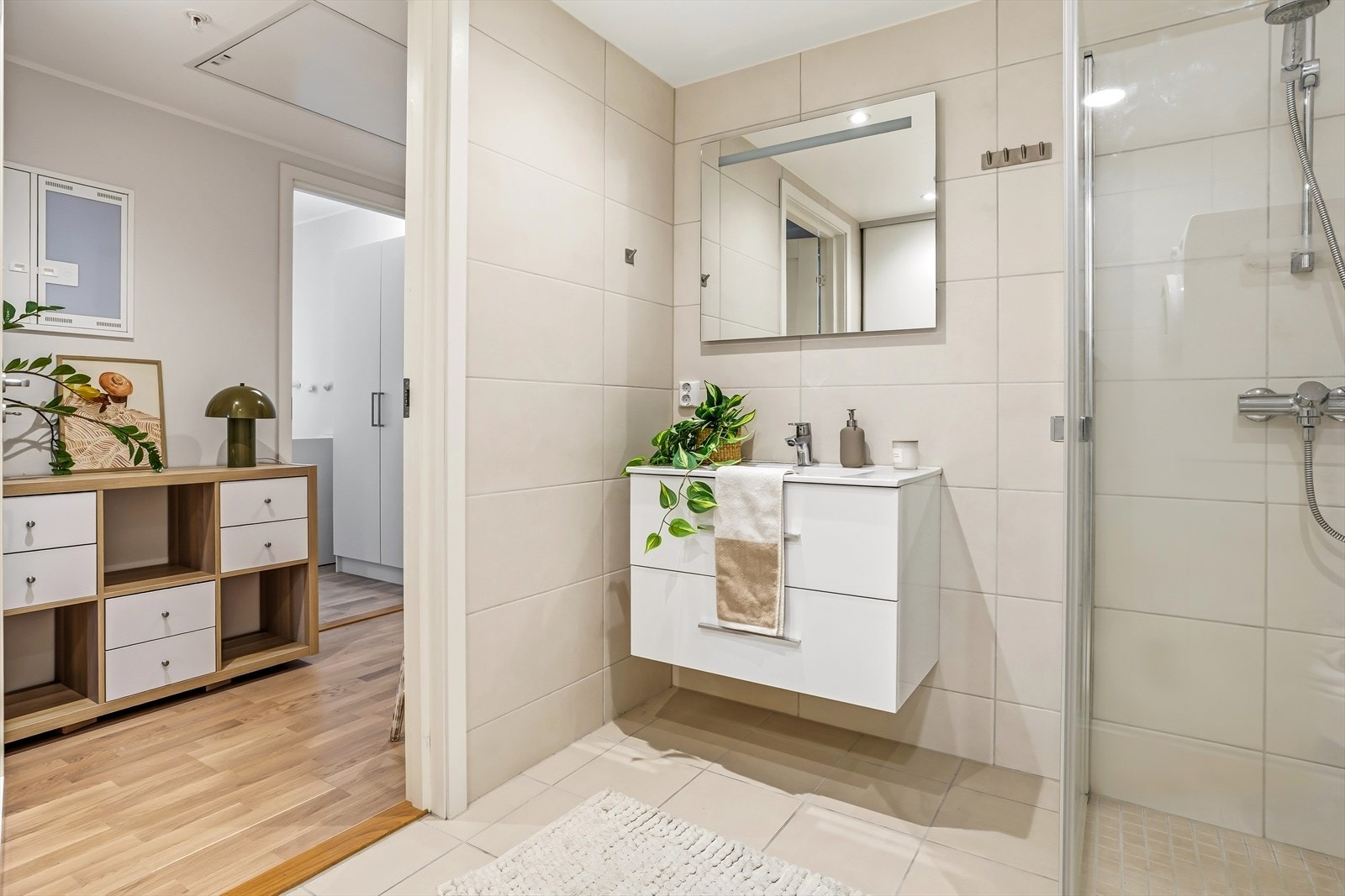 Badet er utstyrt med servant med innredning, opplegg for vaskemaskin, dusj og vegghengt toalett. Galleribilde