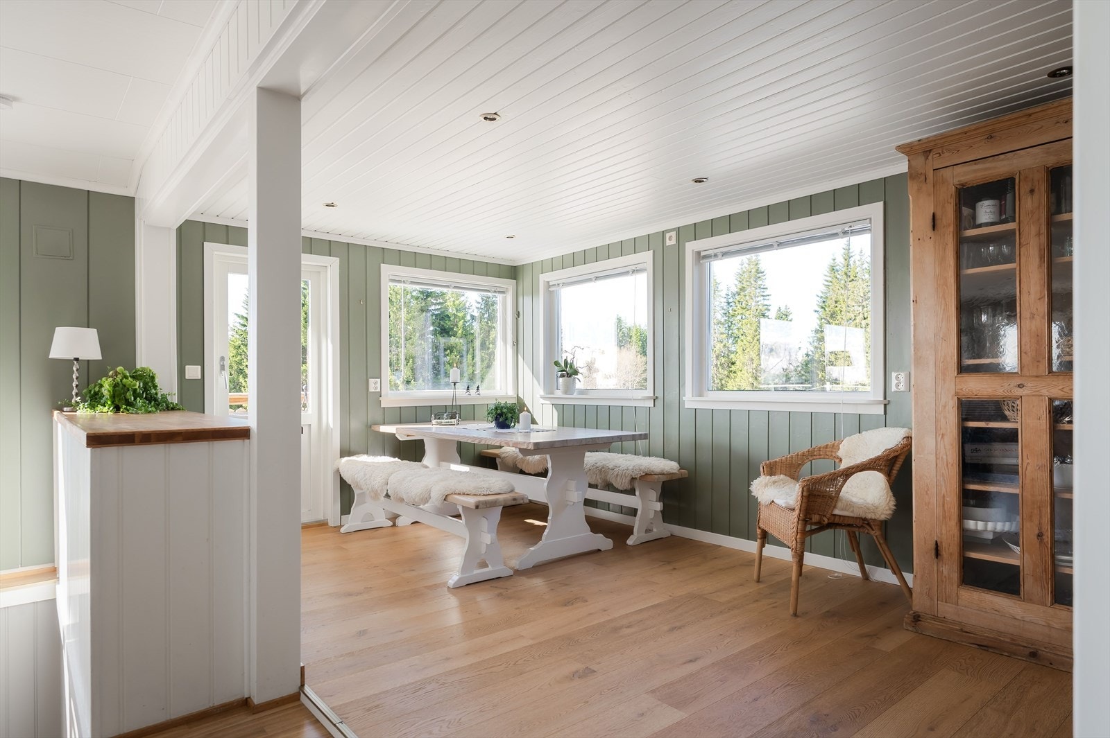 Spisestuen har god standard med enstavs laminat på gulv, elektrisk gulvvarme, malte panelplater på veggene og downlights i himlingen. Galleribilde