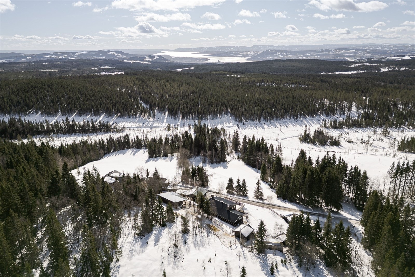 Fra eiendommen er det ca. 7,9 km til både barnehage og barneskole. Det er ca. 12 km til Brumunddal sentrum med ungdomsskole og videregående skole, samt øvrige fasiliteter som butikker, kaféer, spisesteder, togstasjon m.m. Galleribilde