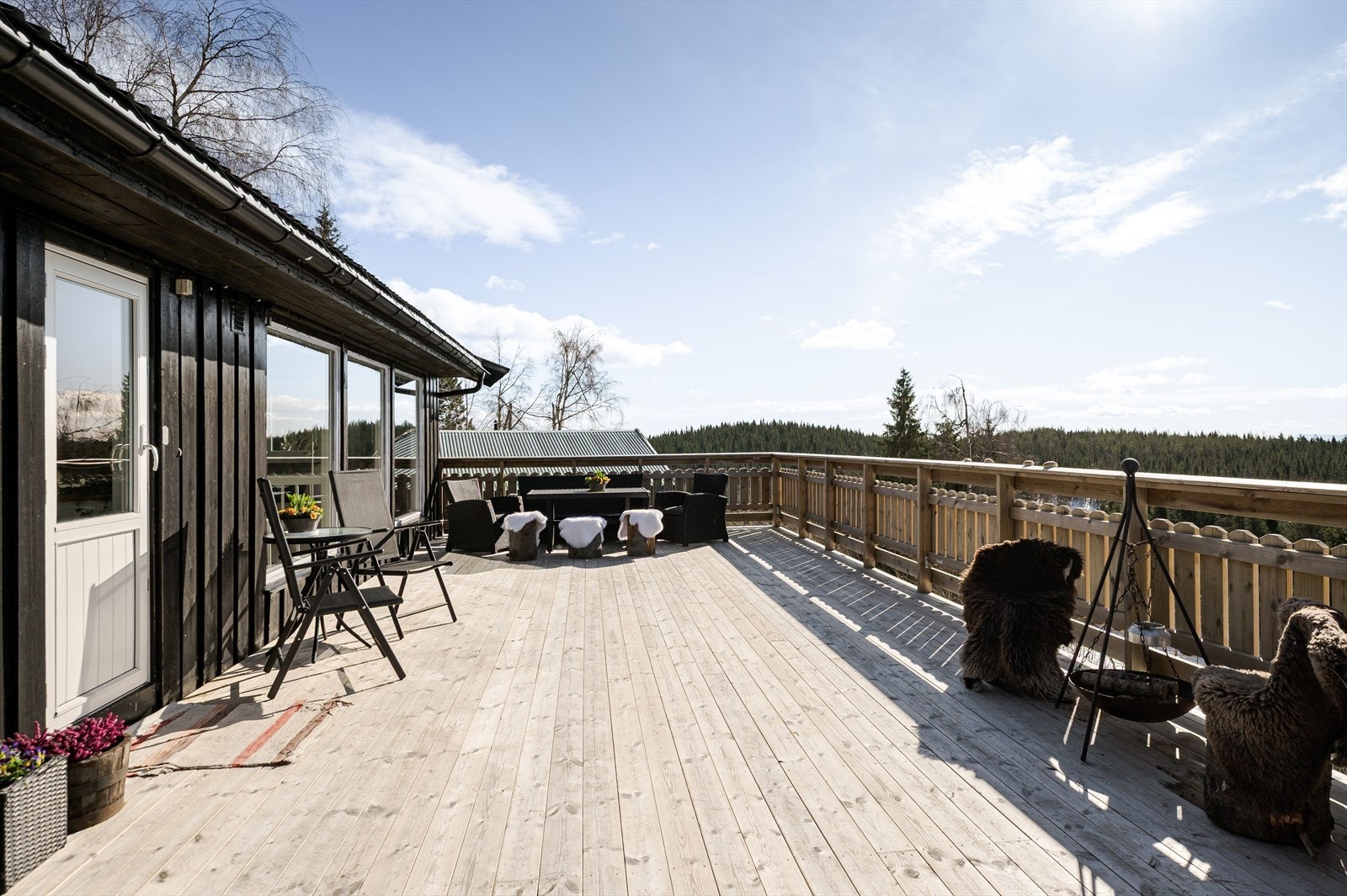 Fra stuen har du utgang til en stor og solrik terrasse på 60m². Terrassen som var ny i 2024 har terrassebord på gulv og god plass til flere sittegrupper. Galleribilde