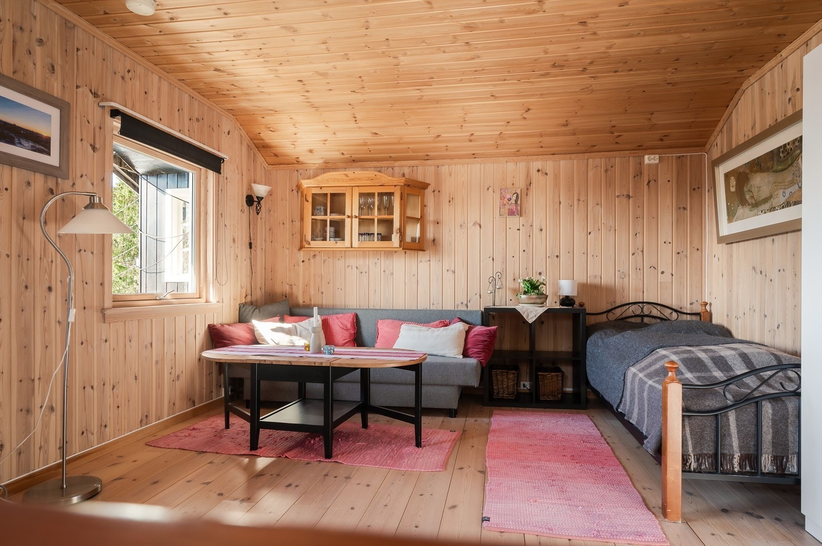 Annekset er i dag innredet med et oppholdsrom på 18m². Det ble utstedt ferdigattest for anneks i 2011. Galleribilde