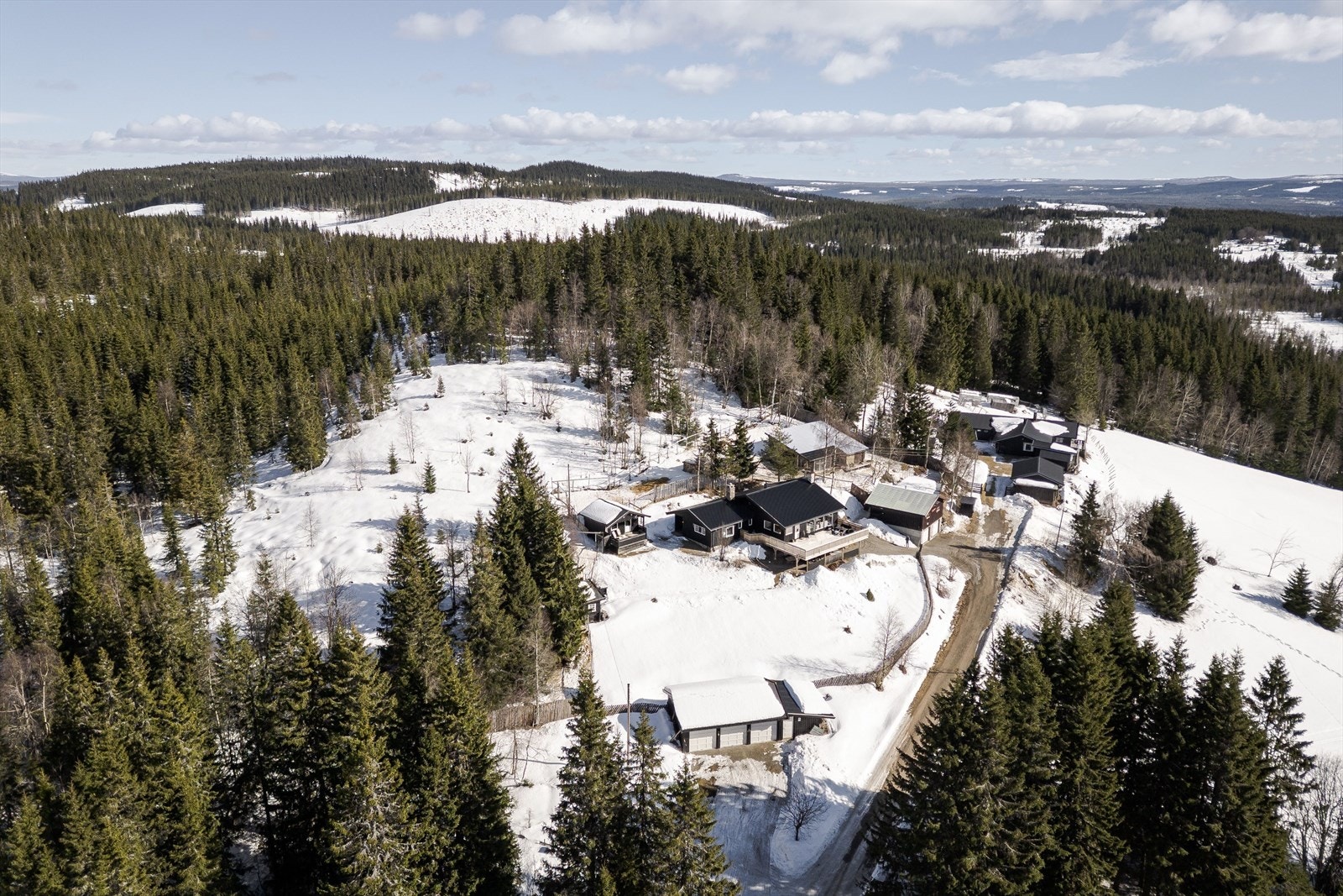 Om vinteren er det nypreparerte skiløyper i umiddelbar nærhet. Skiløypene er tilknyttet Veldre sag skistadion som ligger ca. 1,5 km unna eiendommen. Om sommeren er det flotte turmuligheter i variert skogsterreng med stier og grusveier. Galleribilde