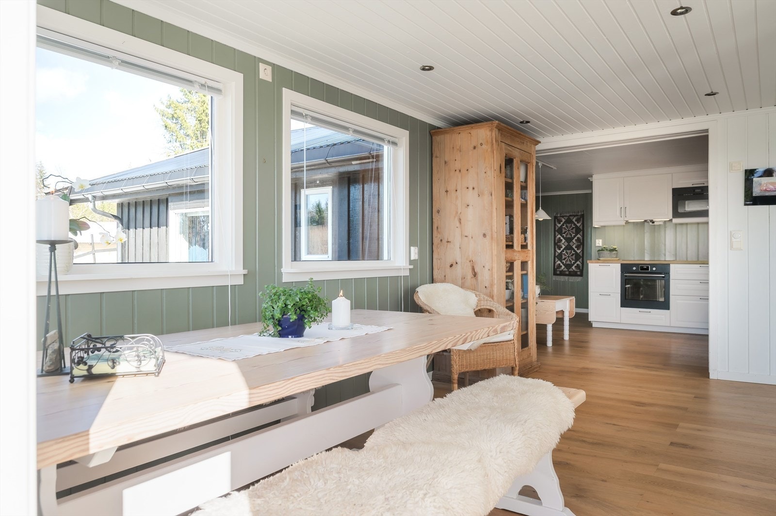 Kjøkkenet liggen i en fin delvis åpen løsning med spisestuen, samtidig naturlig tilbaketrukket fra stuen. Galleribilde