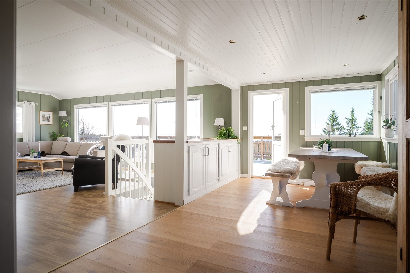 Stuen har flere store vinduer mot tre himmelretninger som sørger for rikelig med naturlig lys, samt åpner opp for den flotte utsikten. Galleribilde